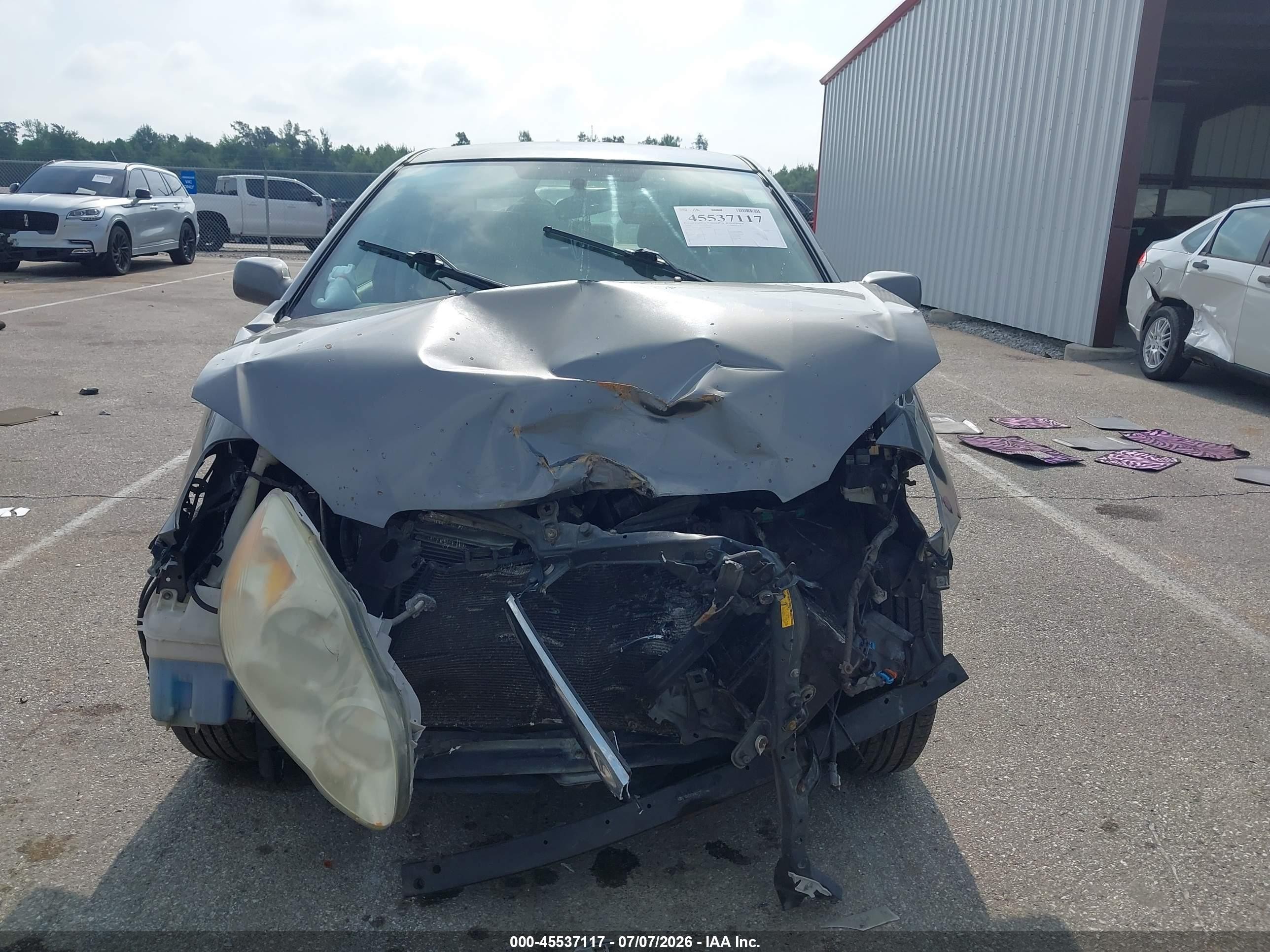 2005 Toyota Corolla Le Gray vin: 2T1BR32E25C462467