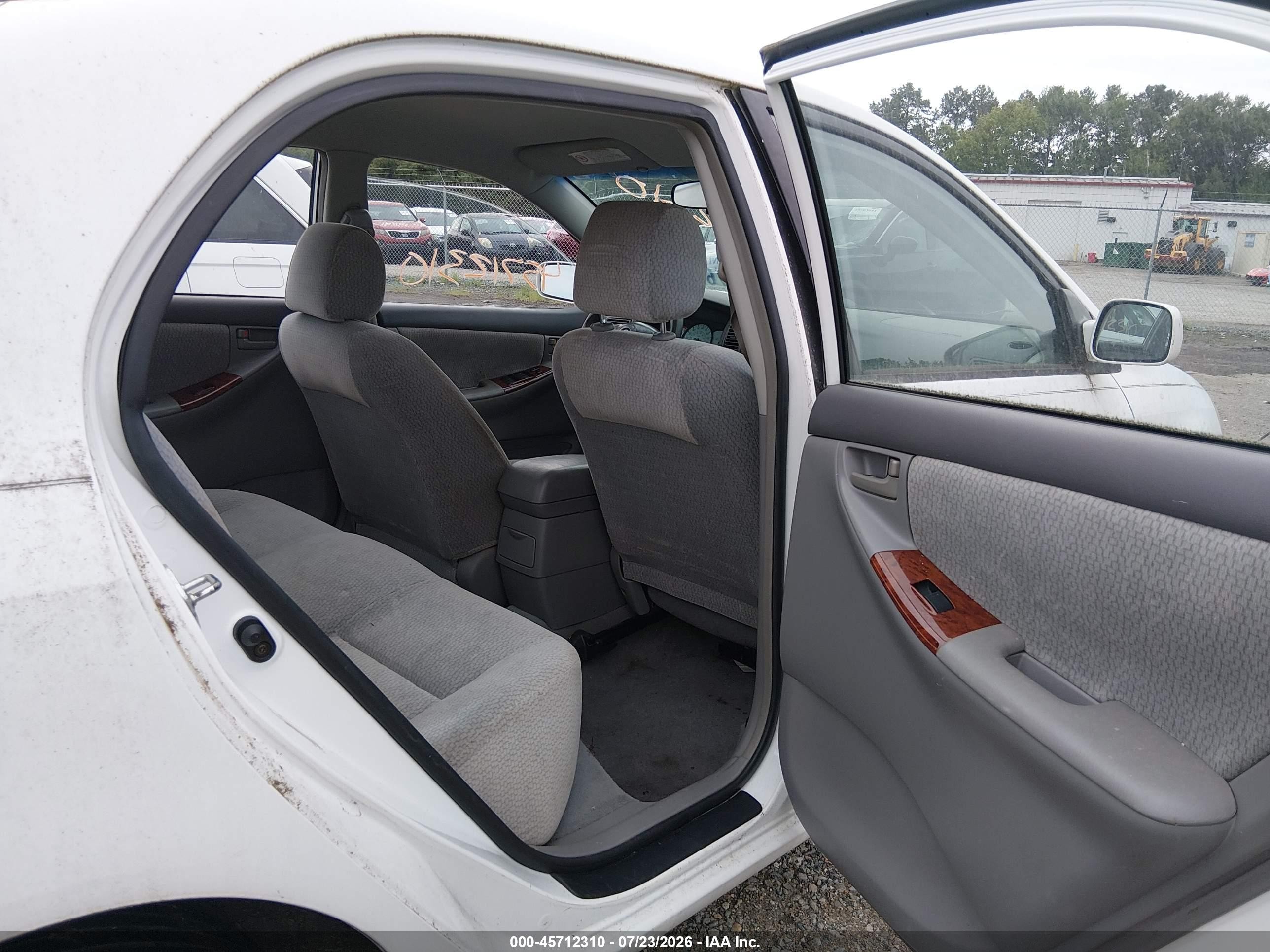 2004 Toyota Corolla Le White vin: 2T1BR32E34C310650