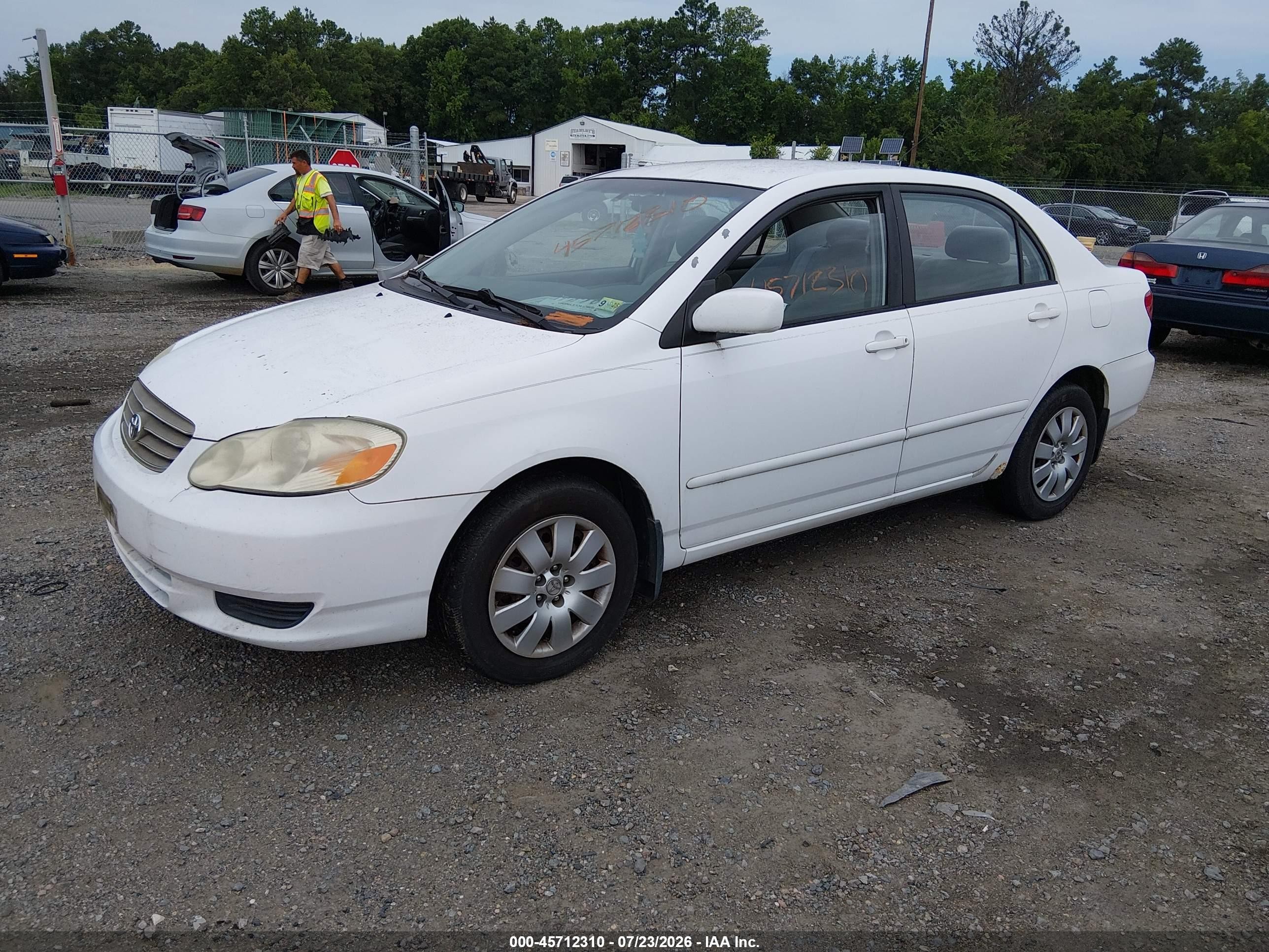 2004 Toyota Corolla Le White vin: 2T1BR32E34C310650