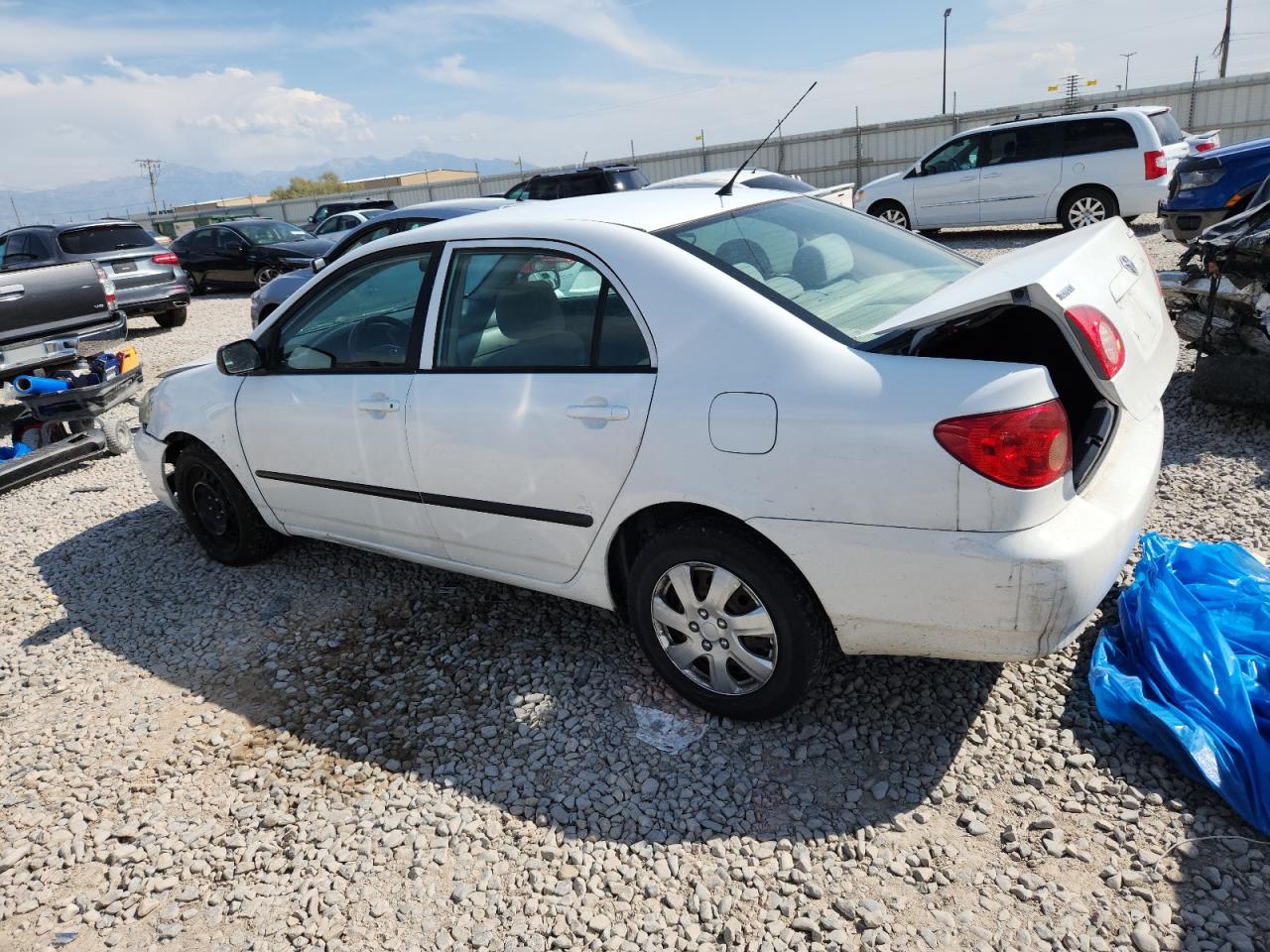 2005 Toyota Corolla Ce White vin: 2T1BR32E35C466138