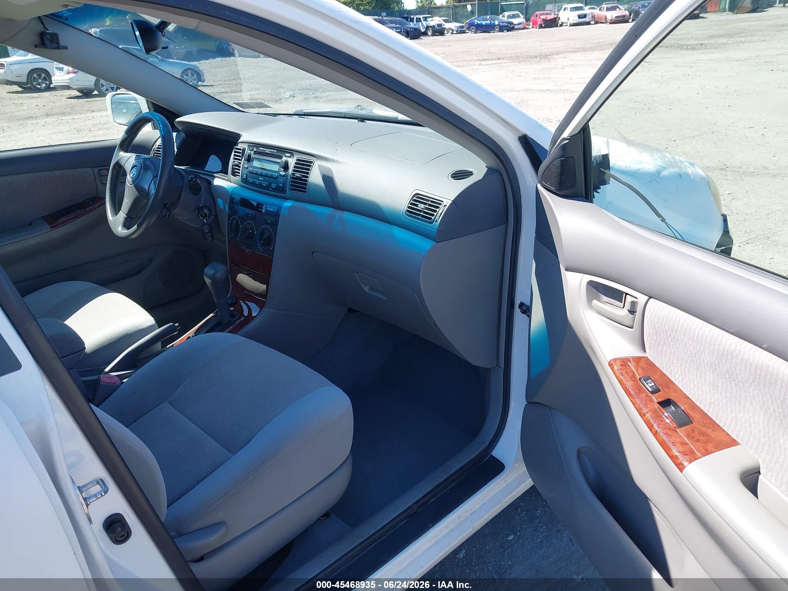 2008 Toyota Corolla Le White vin: 2T1BR32E58C912228