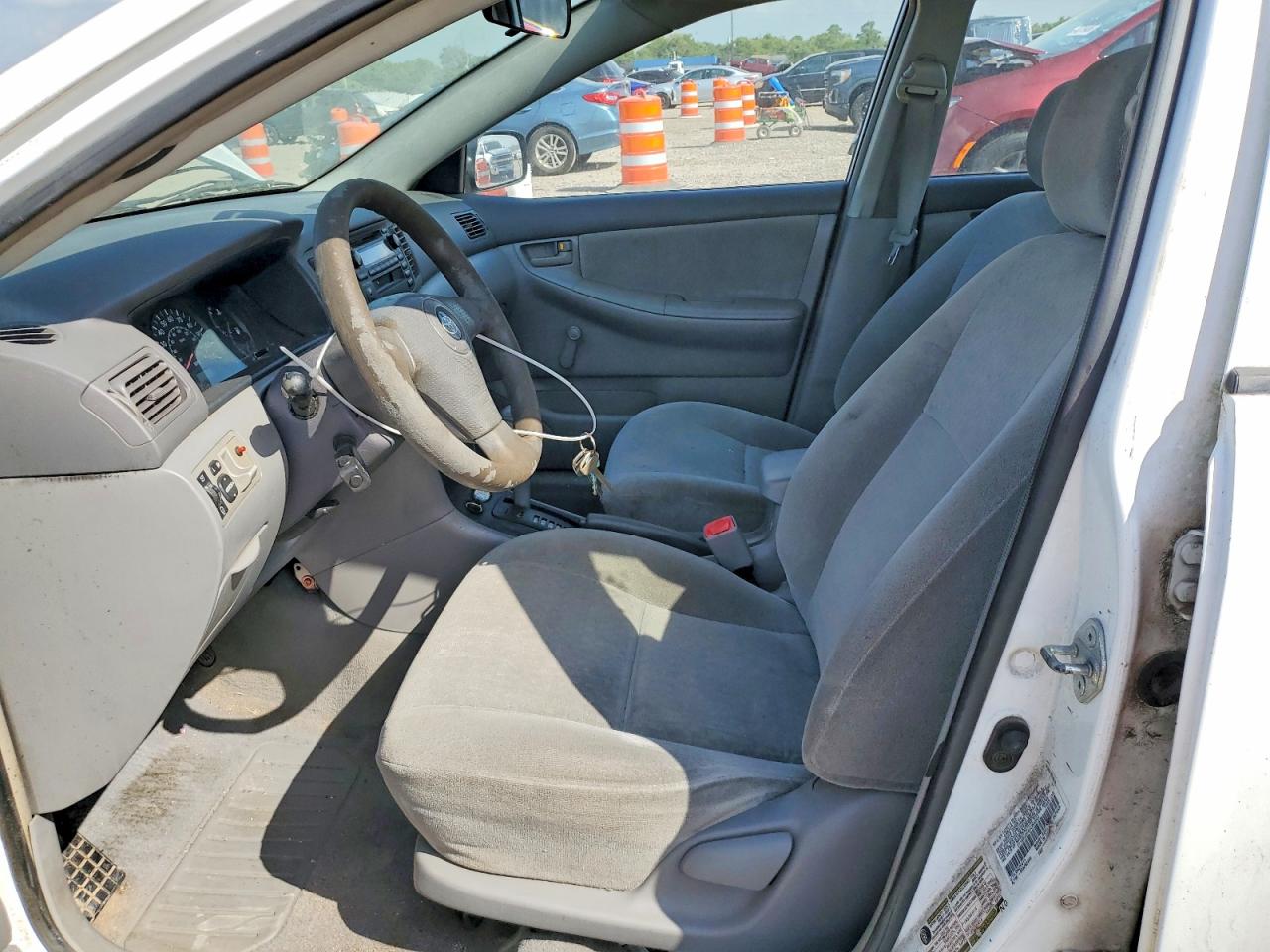 2004 Toyota Corolla Ce White vin: 2T1BR32E64C256504
