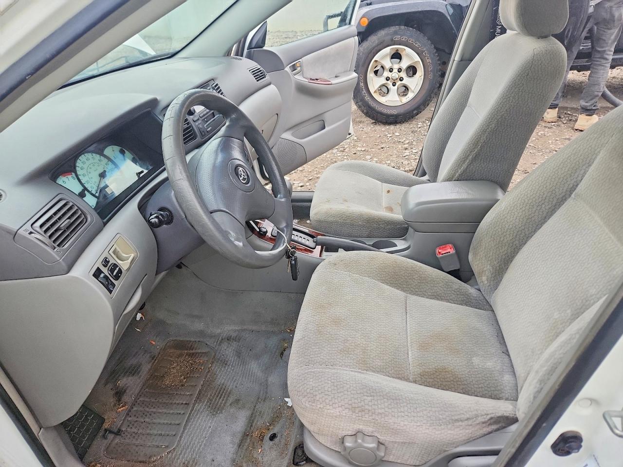 2004 Toyota Corolla Le White vin: 2T1BR32E74C227254