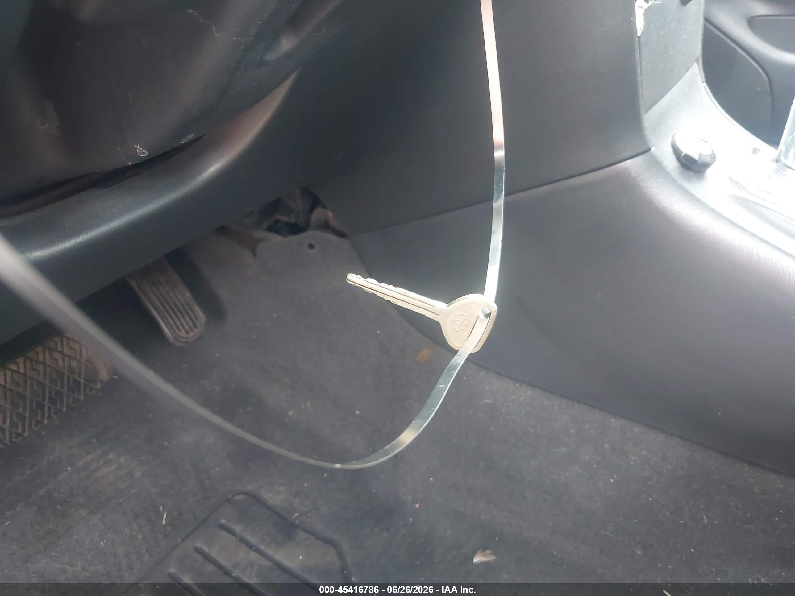 2004 Toyota Corolla S Белый vin: 2T1BR32E74C251103