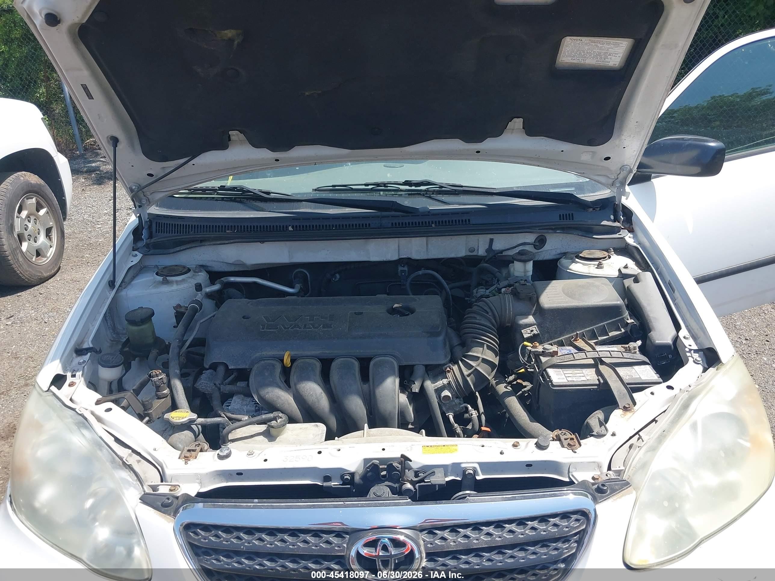 2005 Toyota Corolla Ce White vin: 2T1BR32E95C440661