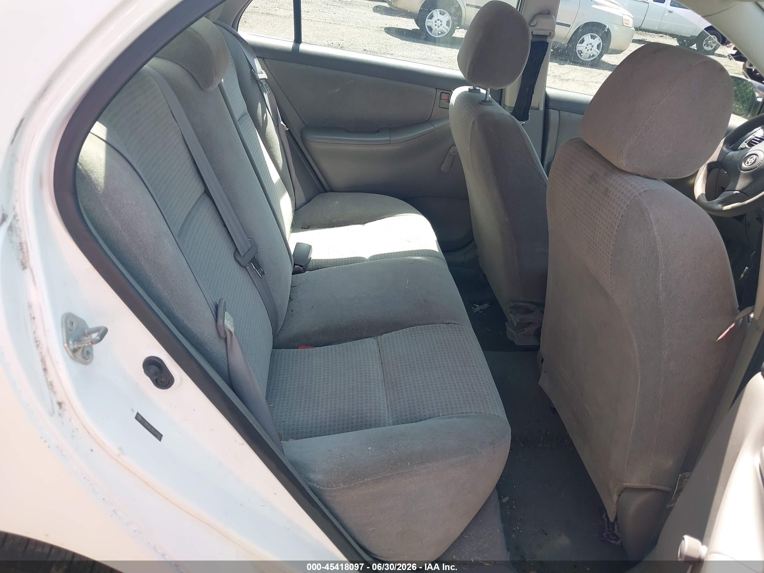 2005 Toyota Corolla Ce White vin: 2T1BR32E95C440661