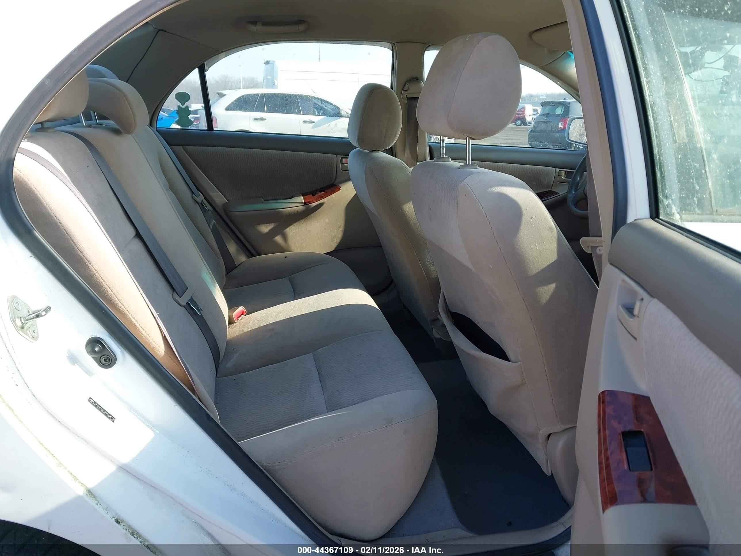 2005 Toyota Corolla Le White vin: 2T1BR32E95C464720