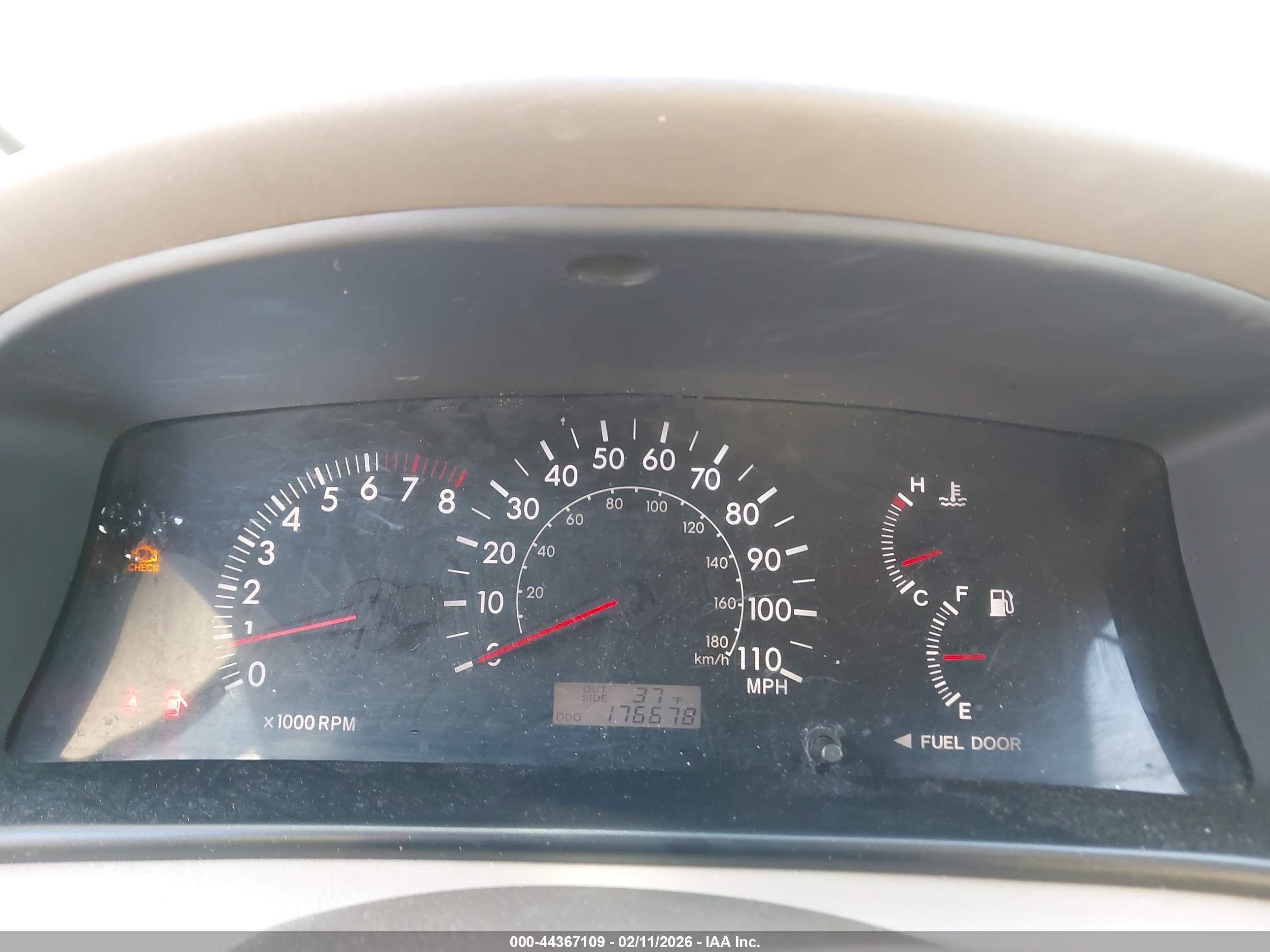 2005 Toyota Corolla Le White vin: 2T1BR32E95C464720