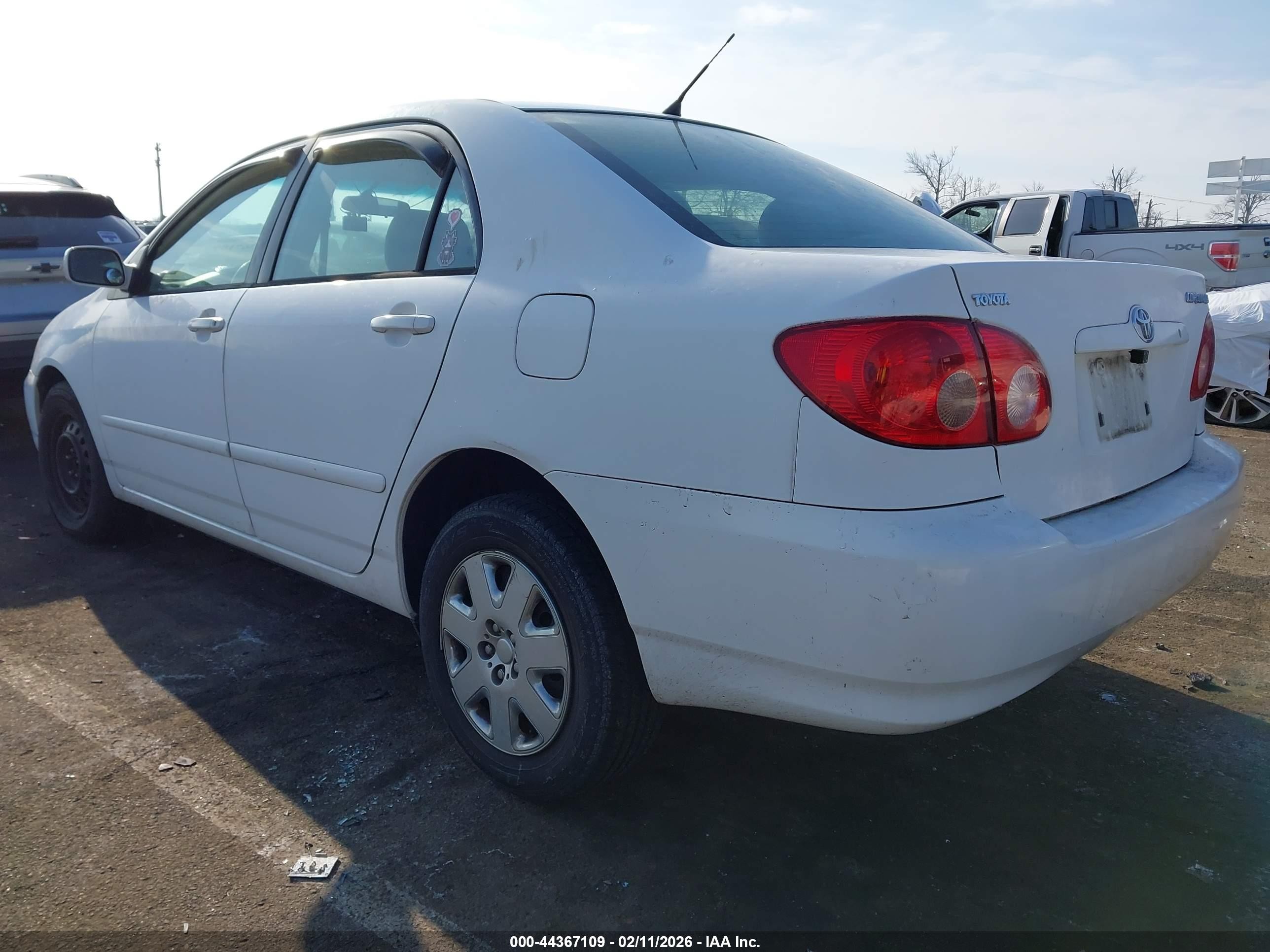 2005 Toyota Corolla Le White vin: 2T1BR32E95C464720
