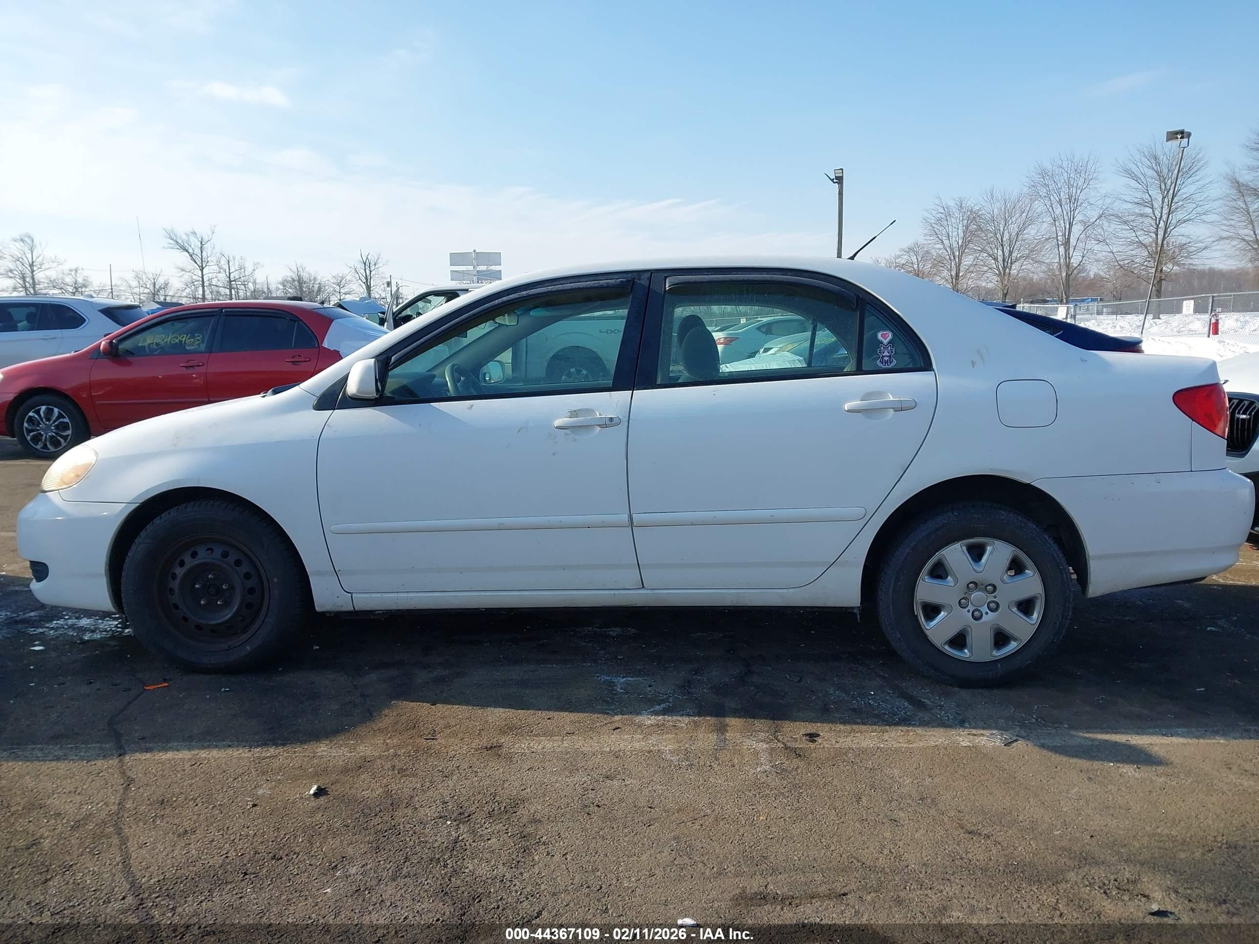 2005 Toyota Corolla Le White vin: 2T1BR32E95C464720