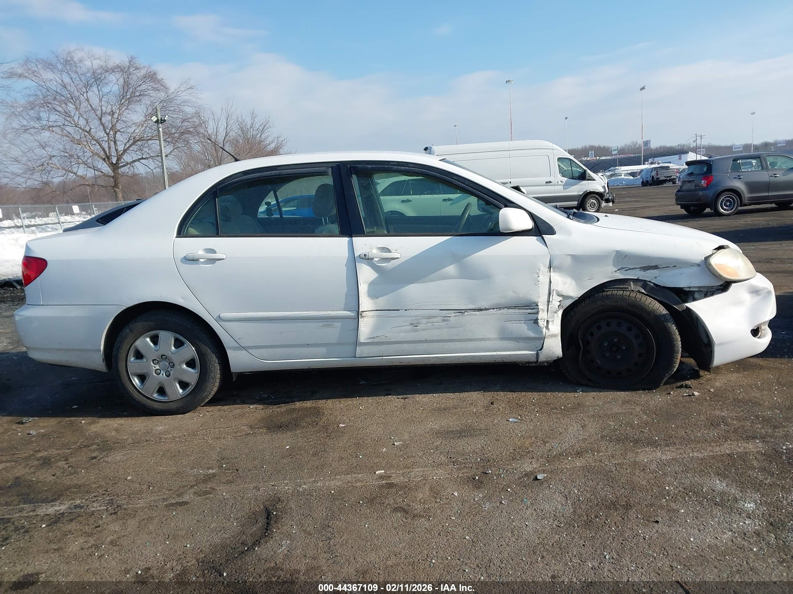 2005 Toyota Corolla Le White vin: 2T1BR32E95C464720