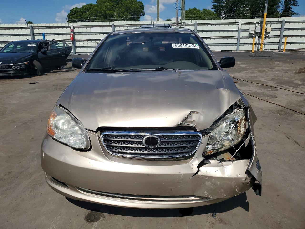 2005 Toyota Corolla Ce Gold vin: 2T1BR32EX5C329391