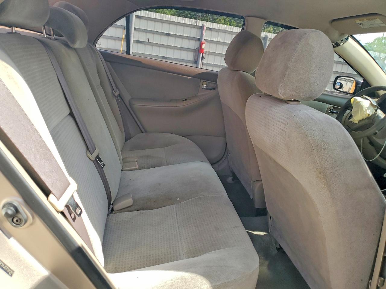 2005 Toyota Corolla Ce Gold vin: 2T1BR32EX5C329391
