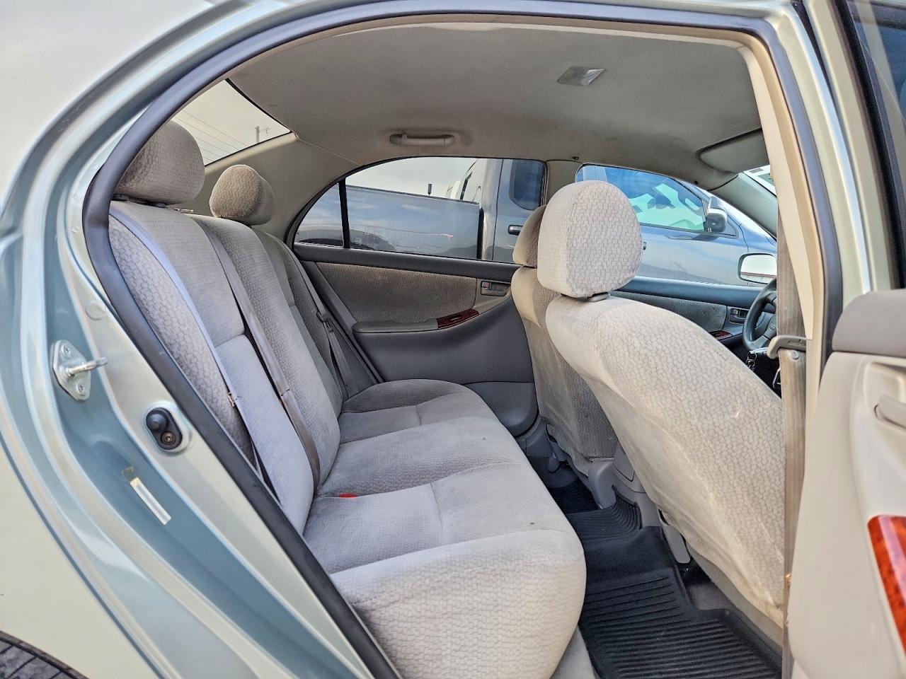 2004 Toyota Corolla Le Gold vin: 2T1BR38E24C298420
