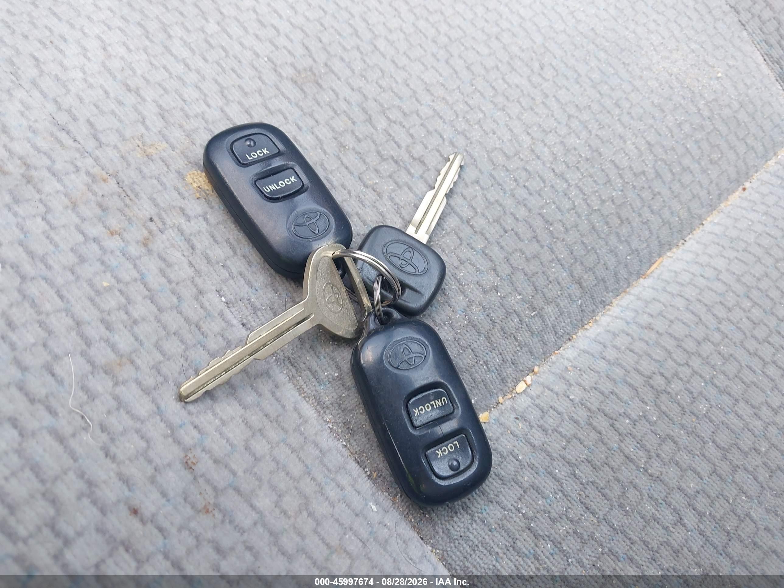 2004 Toyota Corolla Le Silver vin: 2T1BR38E84C303555
