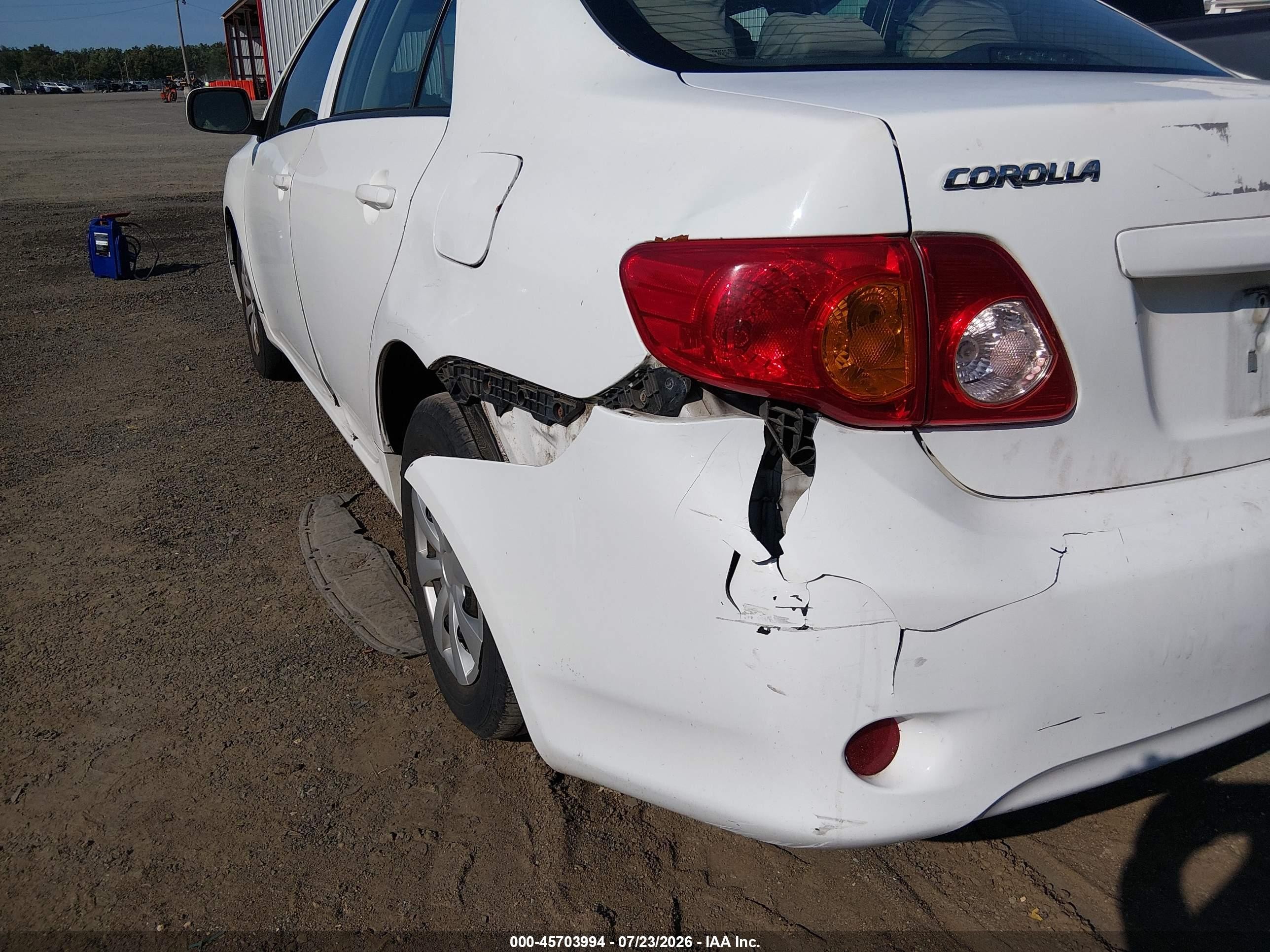 2009 Toyota Corolla Le White vin: 2T1BU40E69C039212
