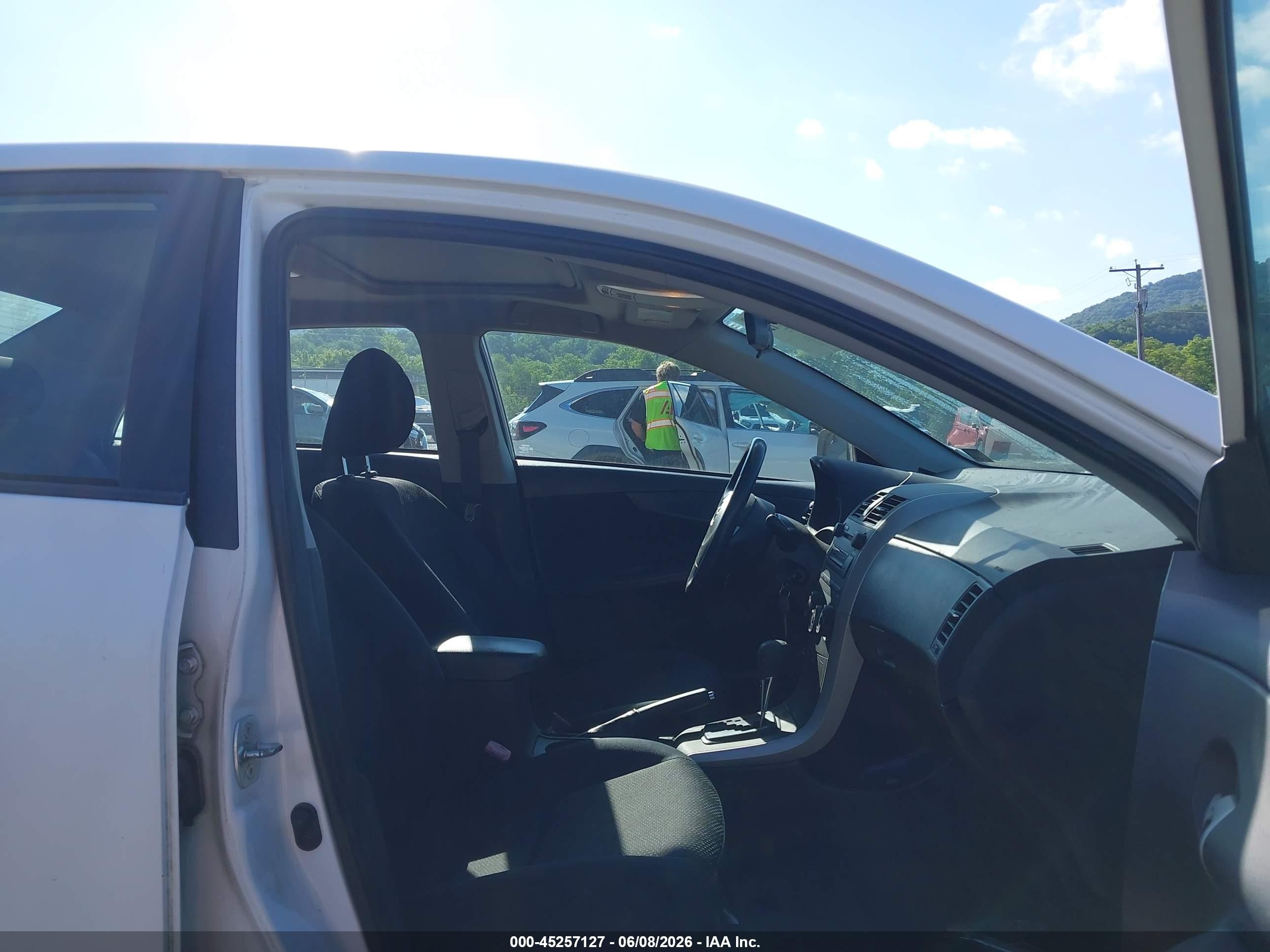 2009 Toyota Corolla S White vin: 2T1BU40E79C167958