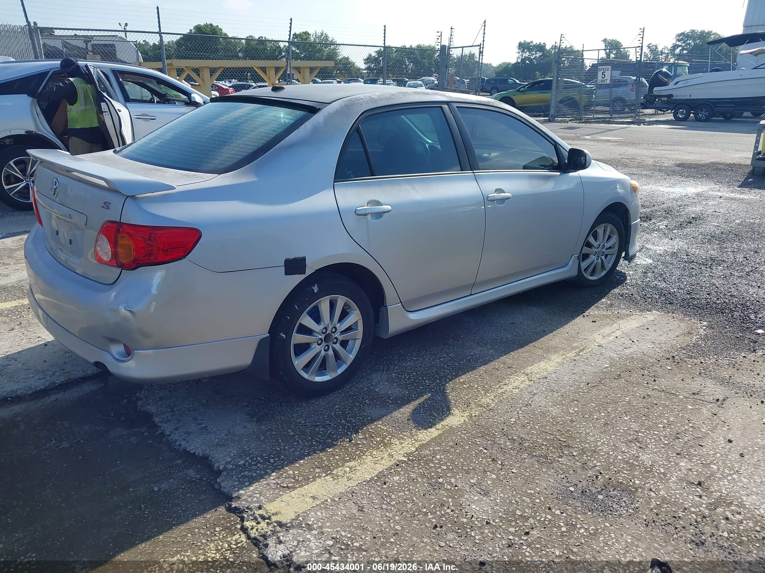 2009 Toyota Corolla S Silver vin: 2T1BU40E89C105520