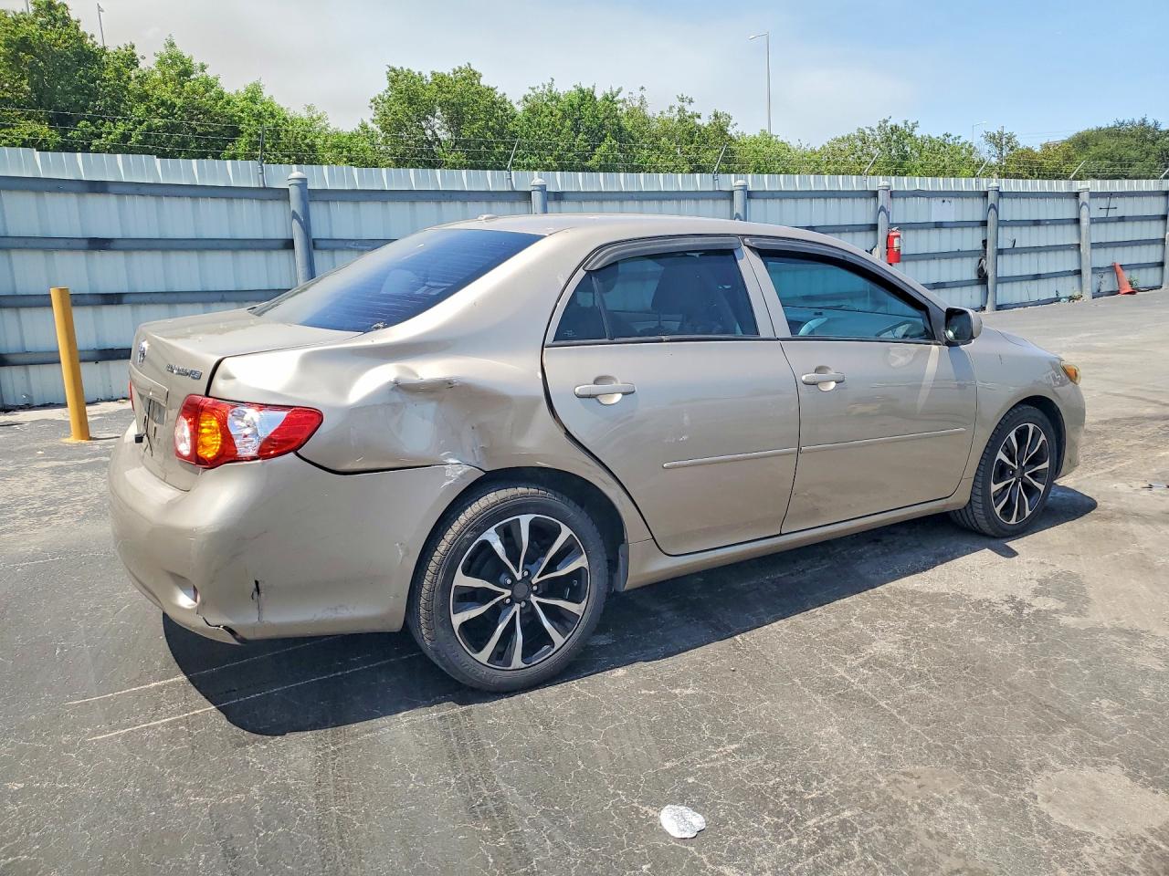 2010 Toyota Corolla Le Gold vin: 2T1BU4EE0AC520750