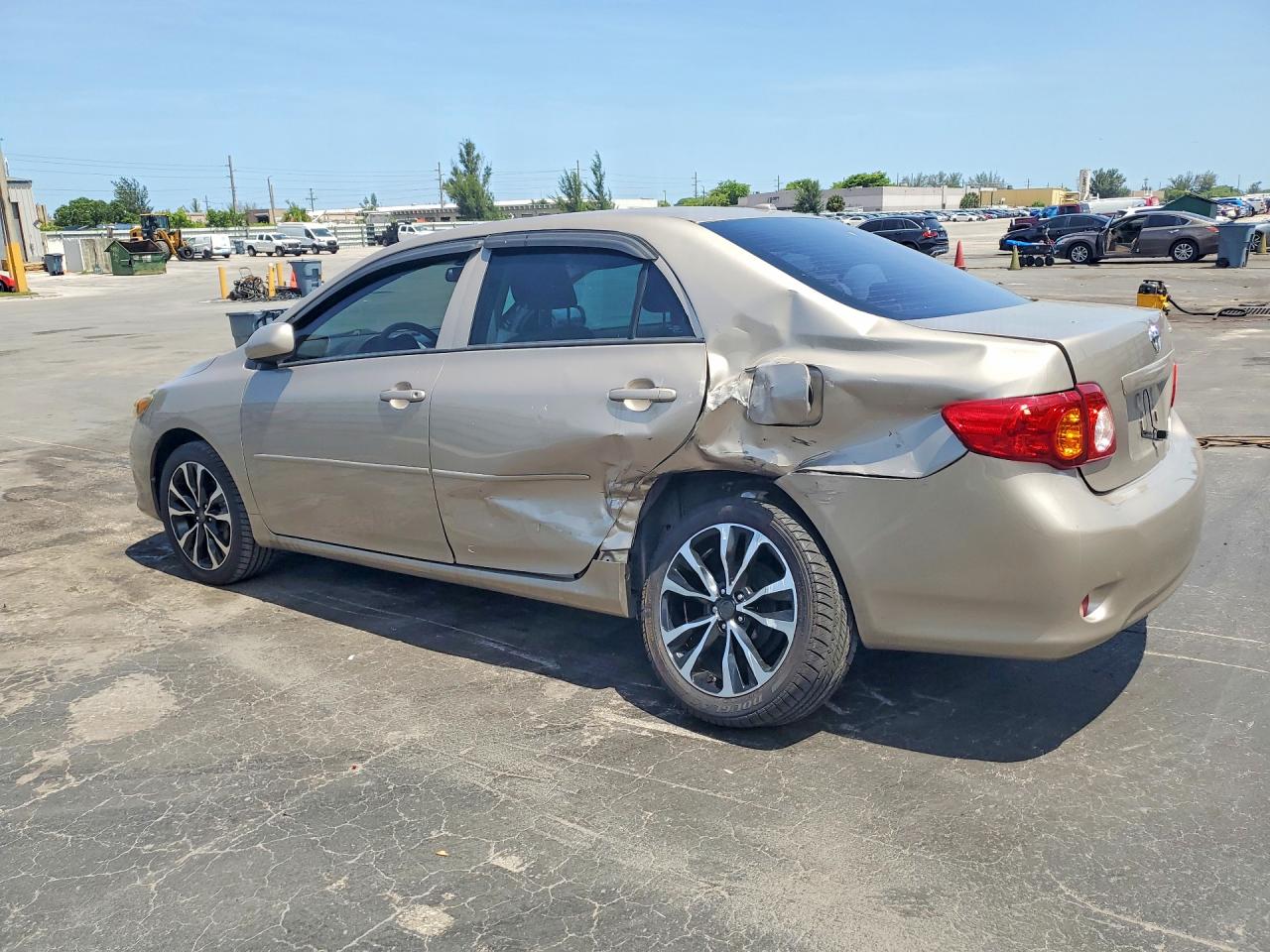 2010 Toyota Corolla Le Gold vin: 2T1BU4EE0AC520750
