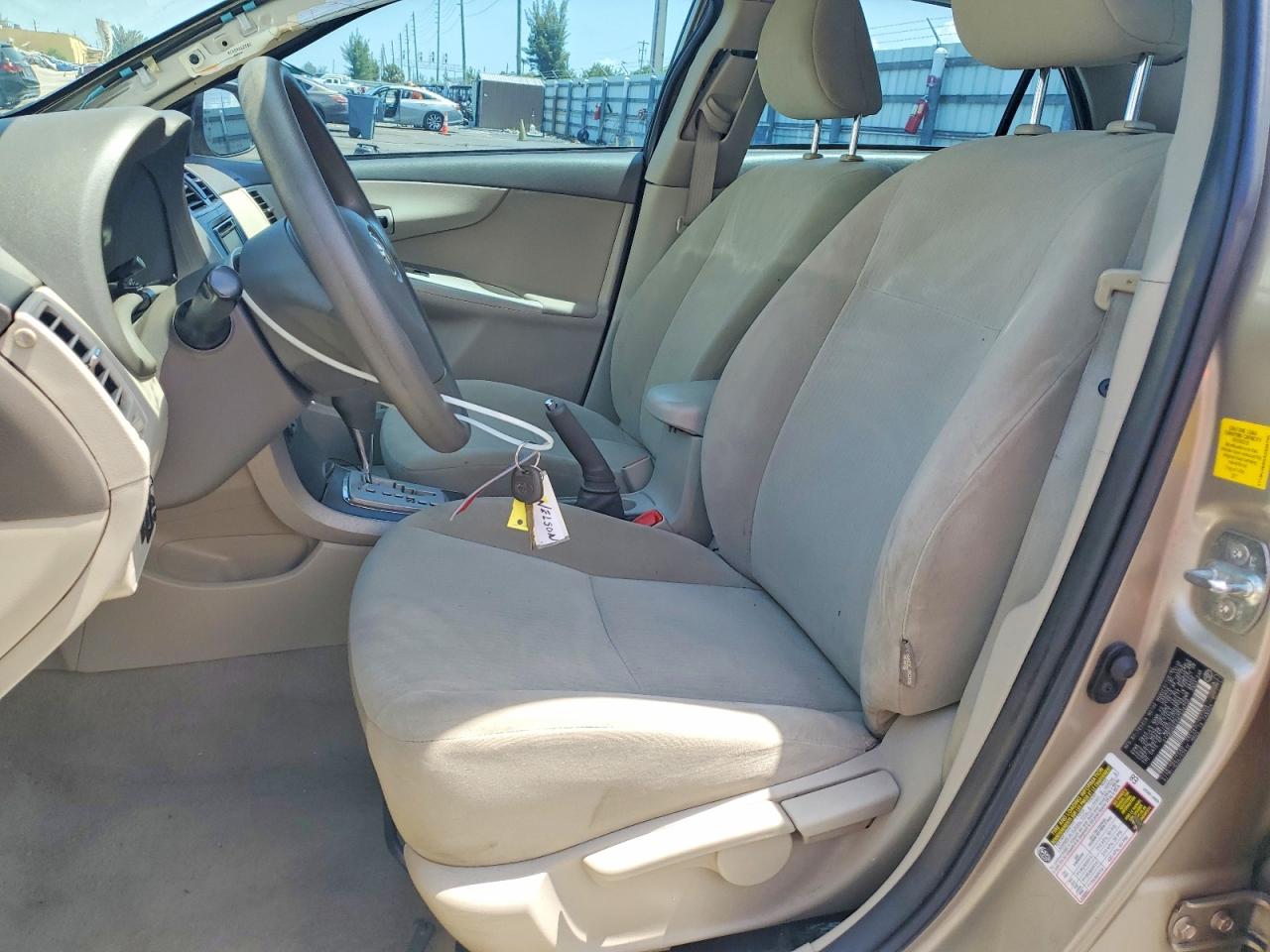 2010 Toyota Corolla Le Gold vin: 2T1BU4EE0AC520750