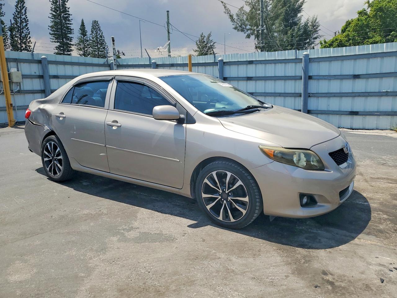 2010 Toyota Corolla Le Gold vin: 2T1BU4EE0AC520750