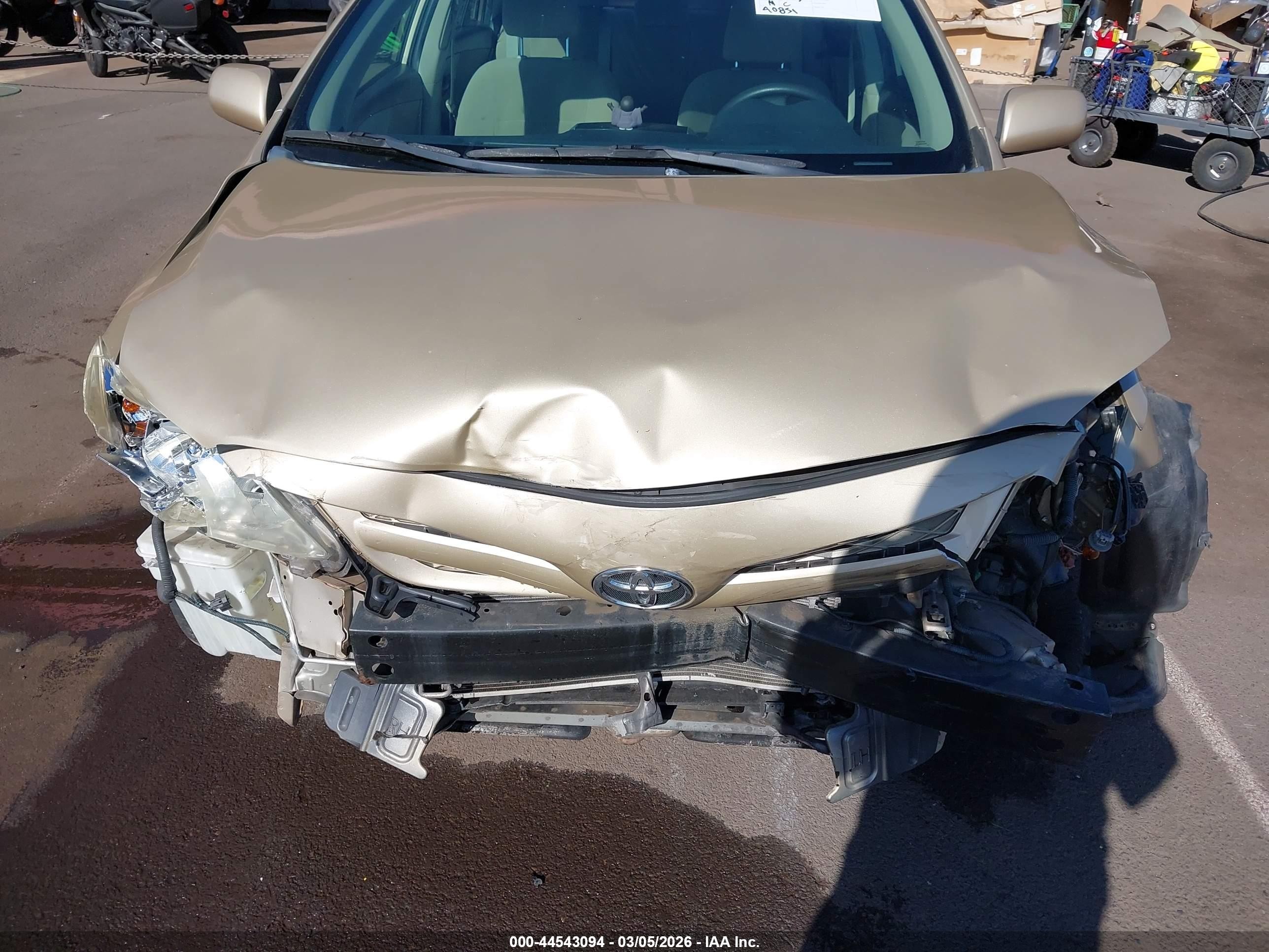 2011 Toyota Corolla Le Brown vin: 2T1BU4EE0BC625239