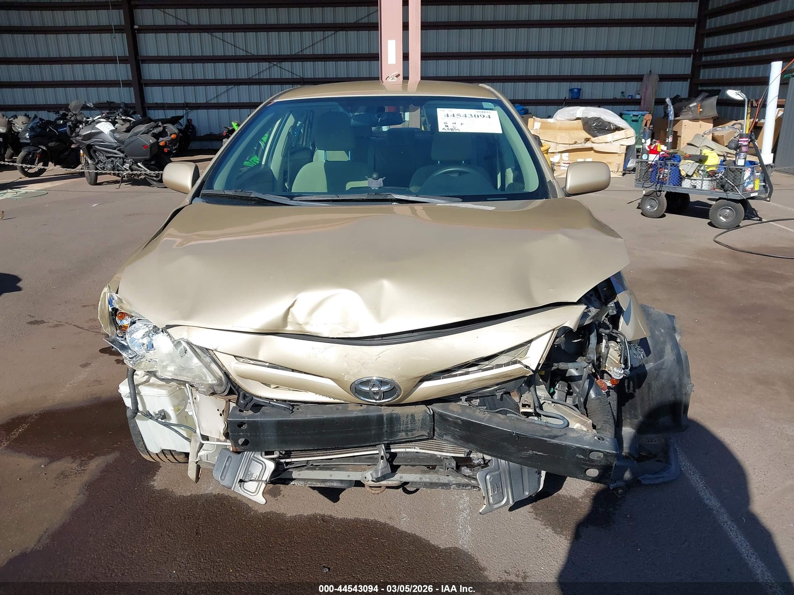 2011 Toyota Corolla Le Brown vin: 2T1BU4EE0BC625239