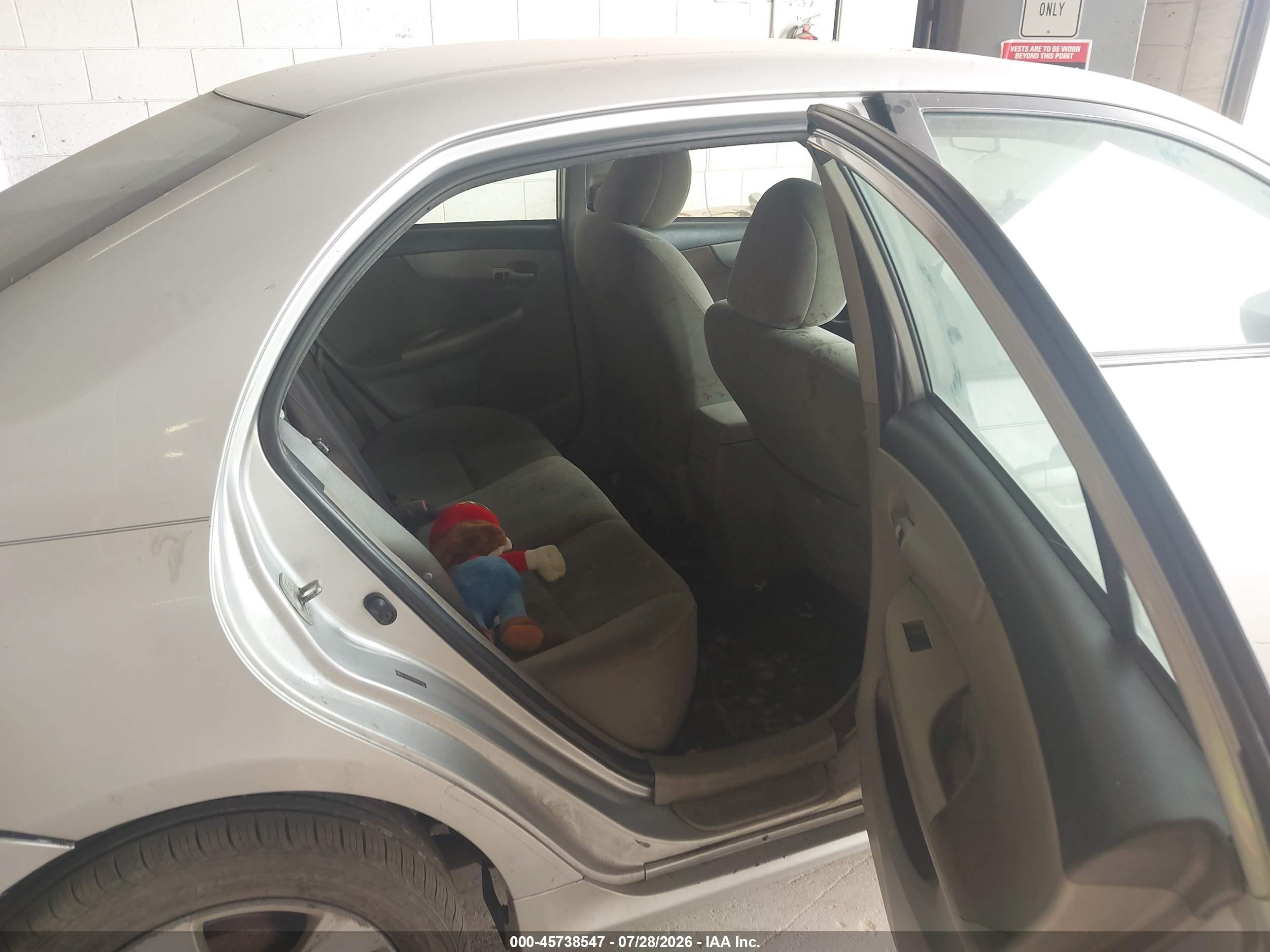 2011 Toyota Corolla Le Silver vin: 2T1BU4EE0BC627198
