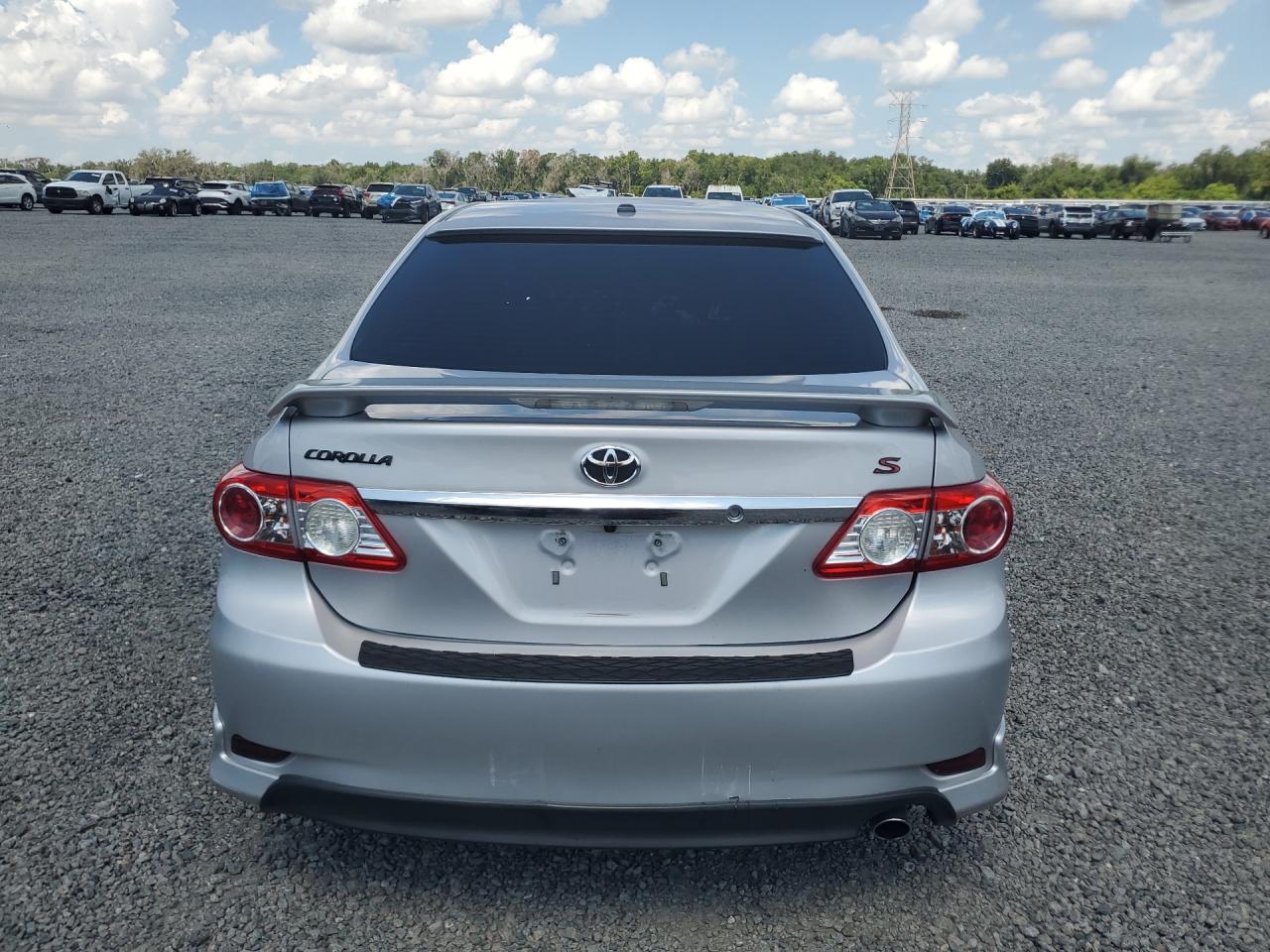 2011 Toyota Coralla Silver vin: 2T1BU4EE0BC689104