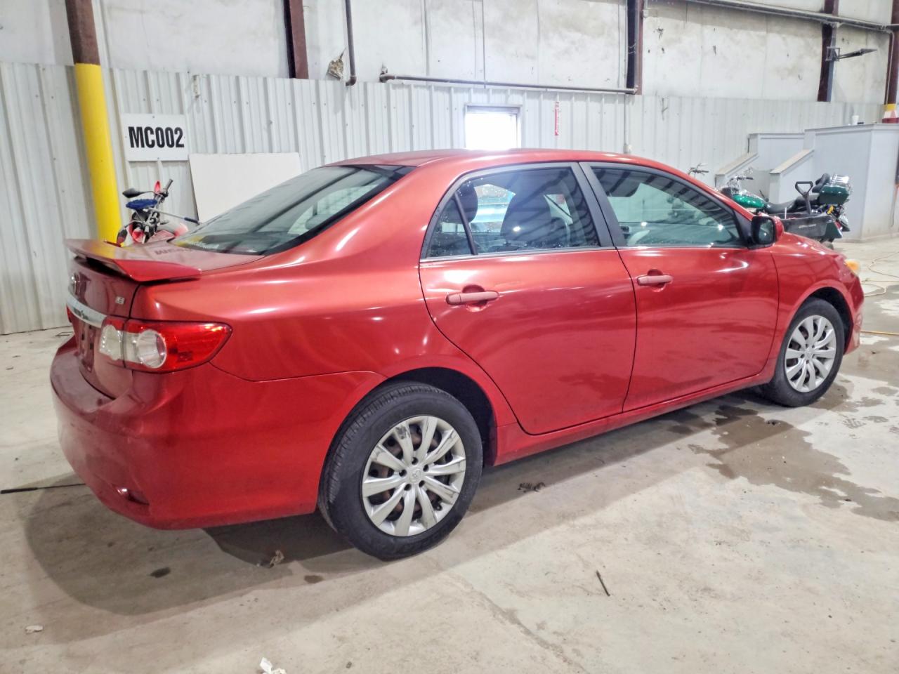 2013 Toyota Corolla Le Red vin: 2T1BU4EE0DC954008