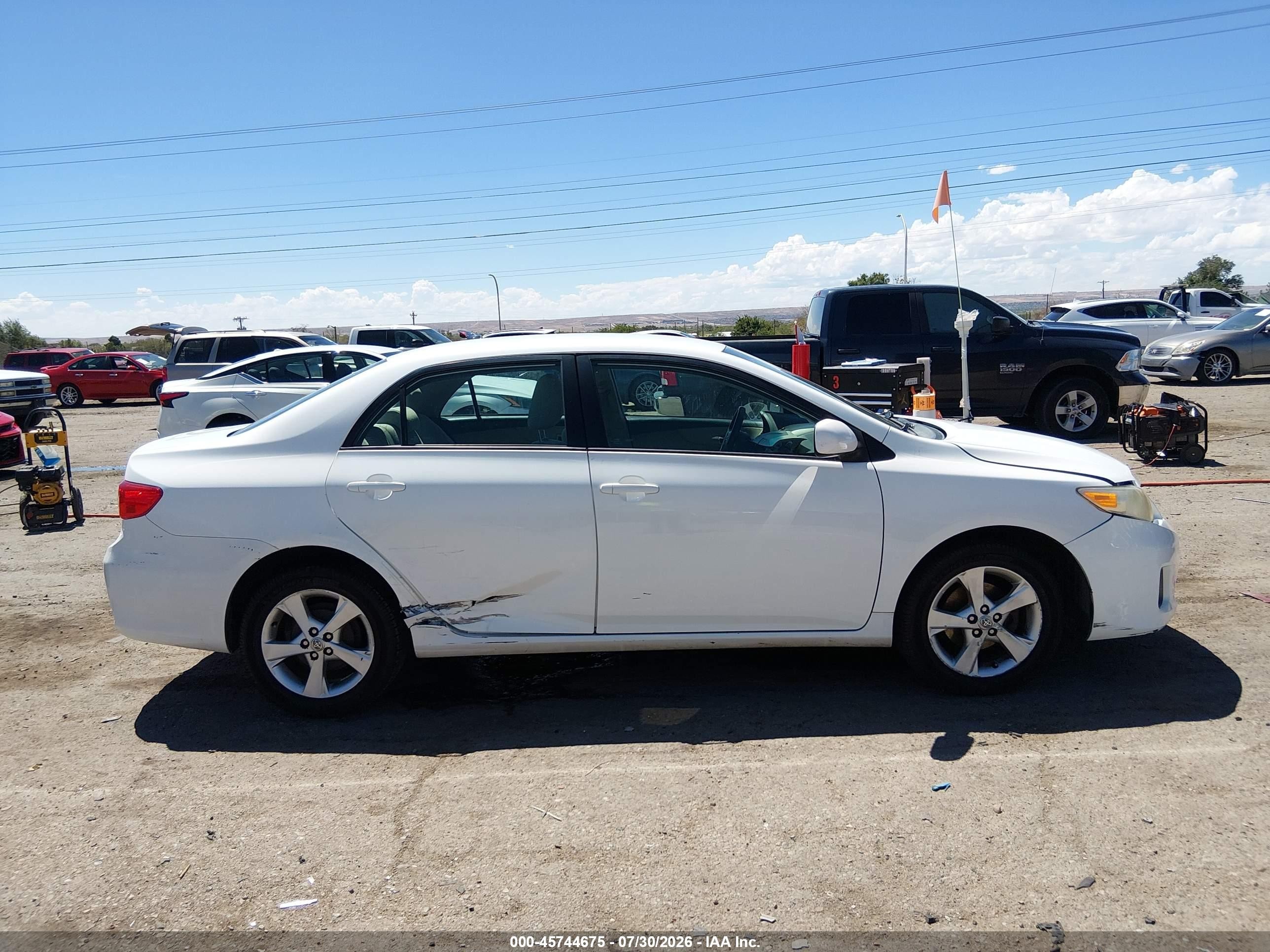 2011 Toyota Corolla Le White vin: 2T1BU4EE1BC636766