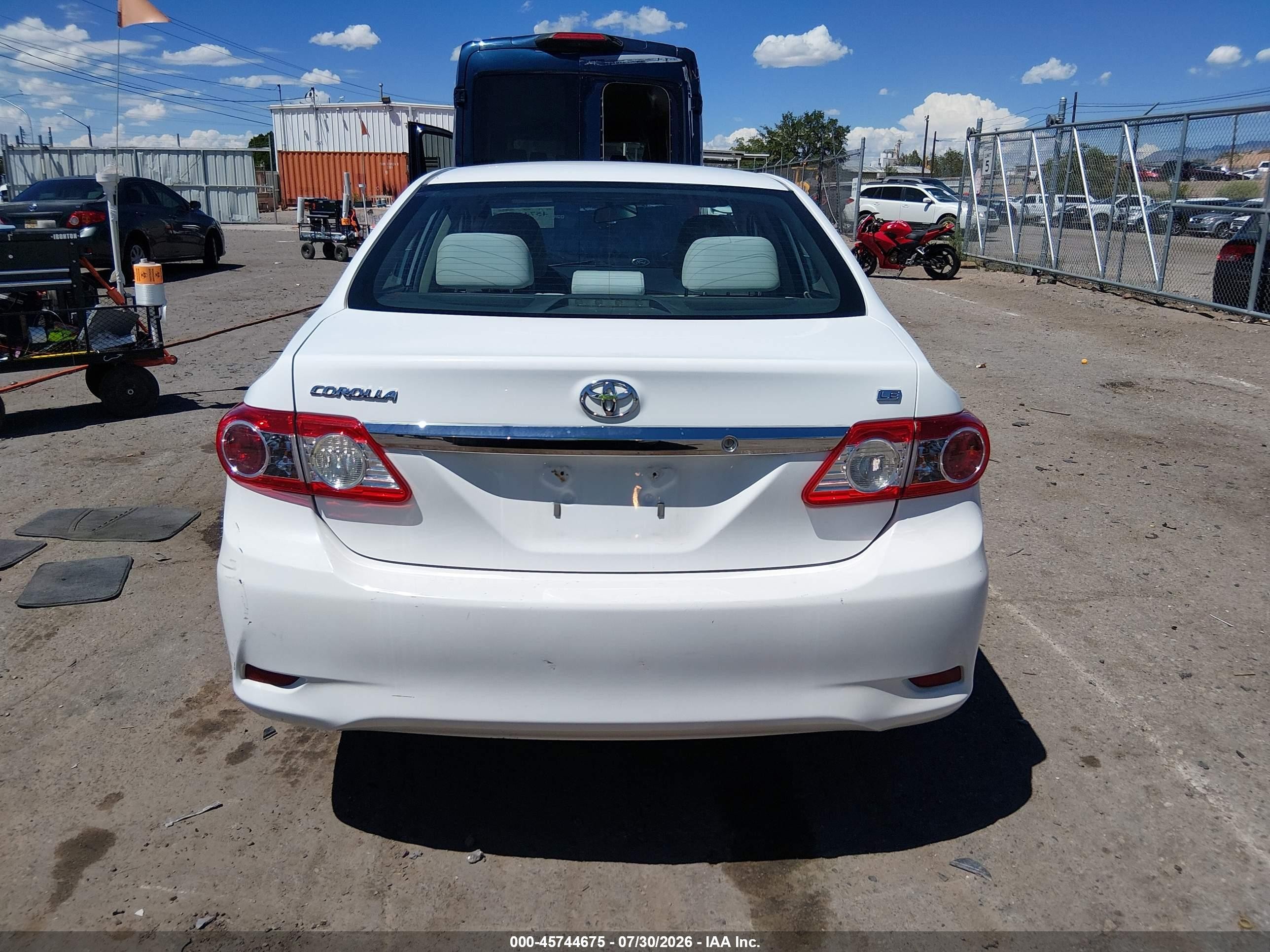 2011 Toyota Corolla Le White vin: 2T1BU4EE1BC636766