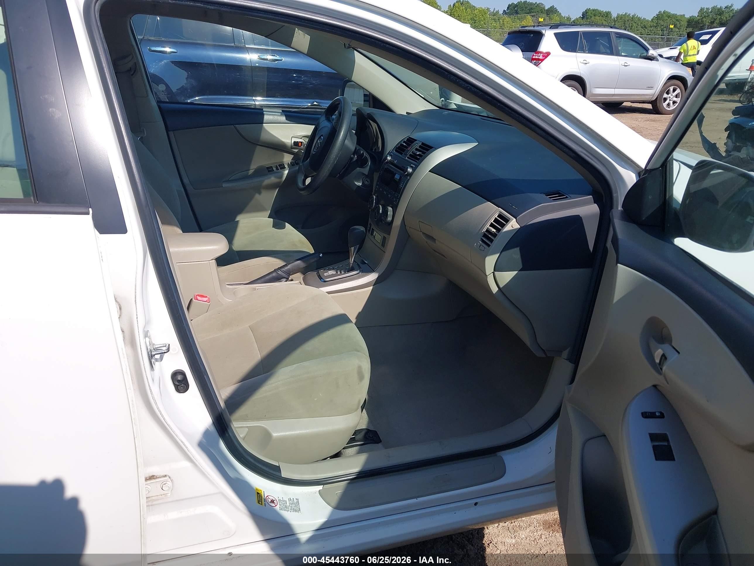 2011 Toyota Corolla Le White vin: 2T1BU4EE1BC637562