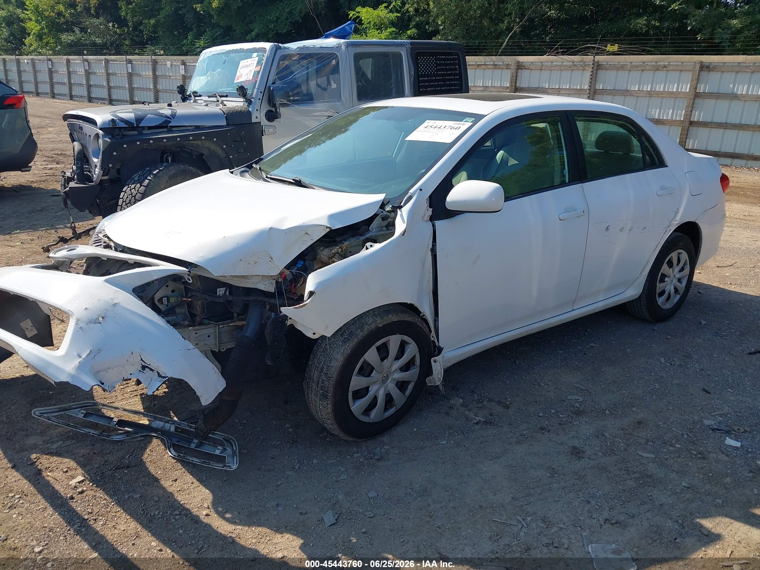 2011 Toyota Corolla Le White vin: 2T1BU4EE1BC637562