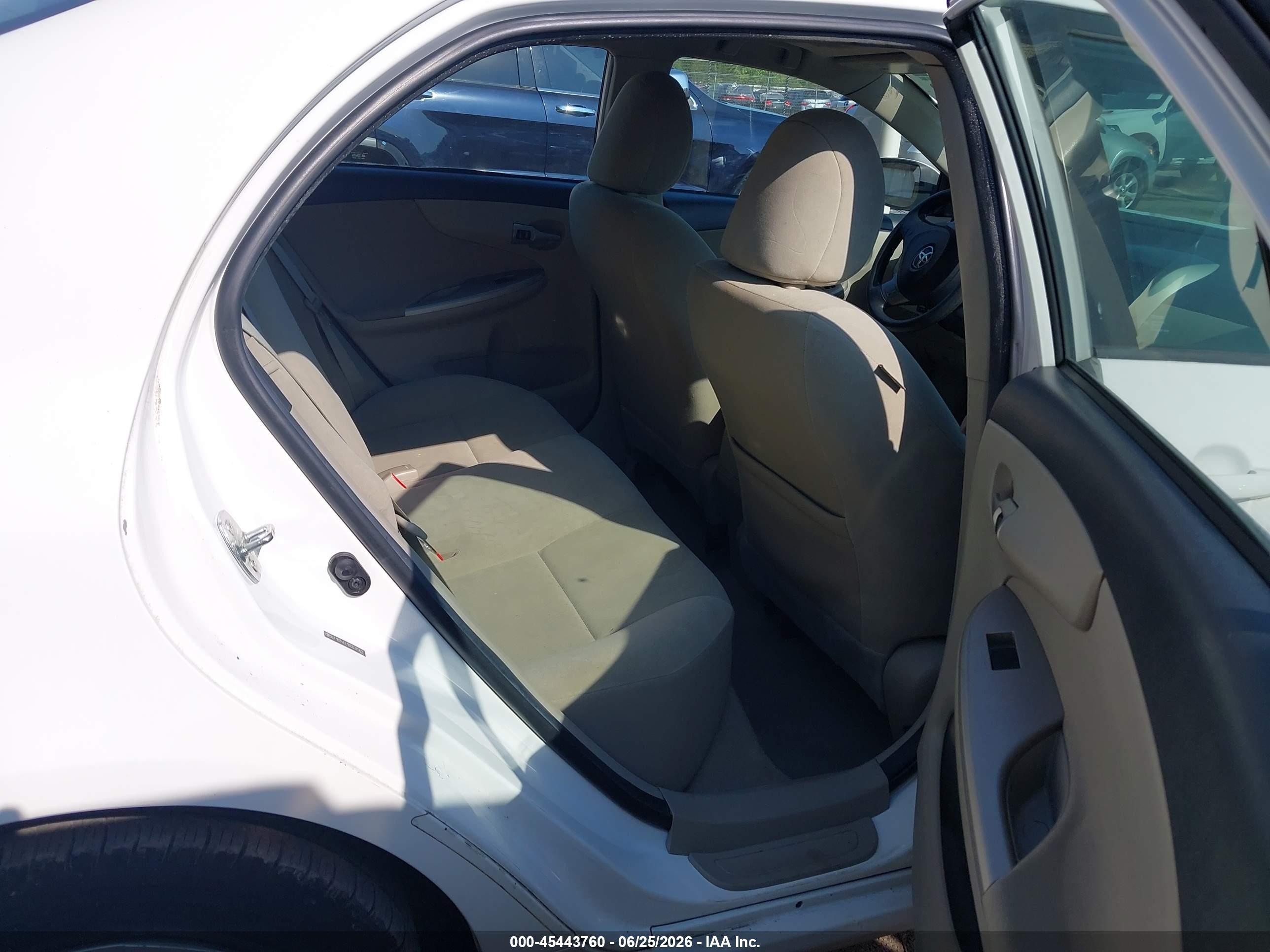 2011 Toyota Corolla Le White vin: 2T1BU4EE1BC637562