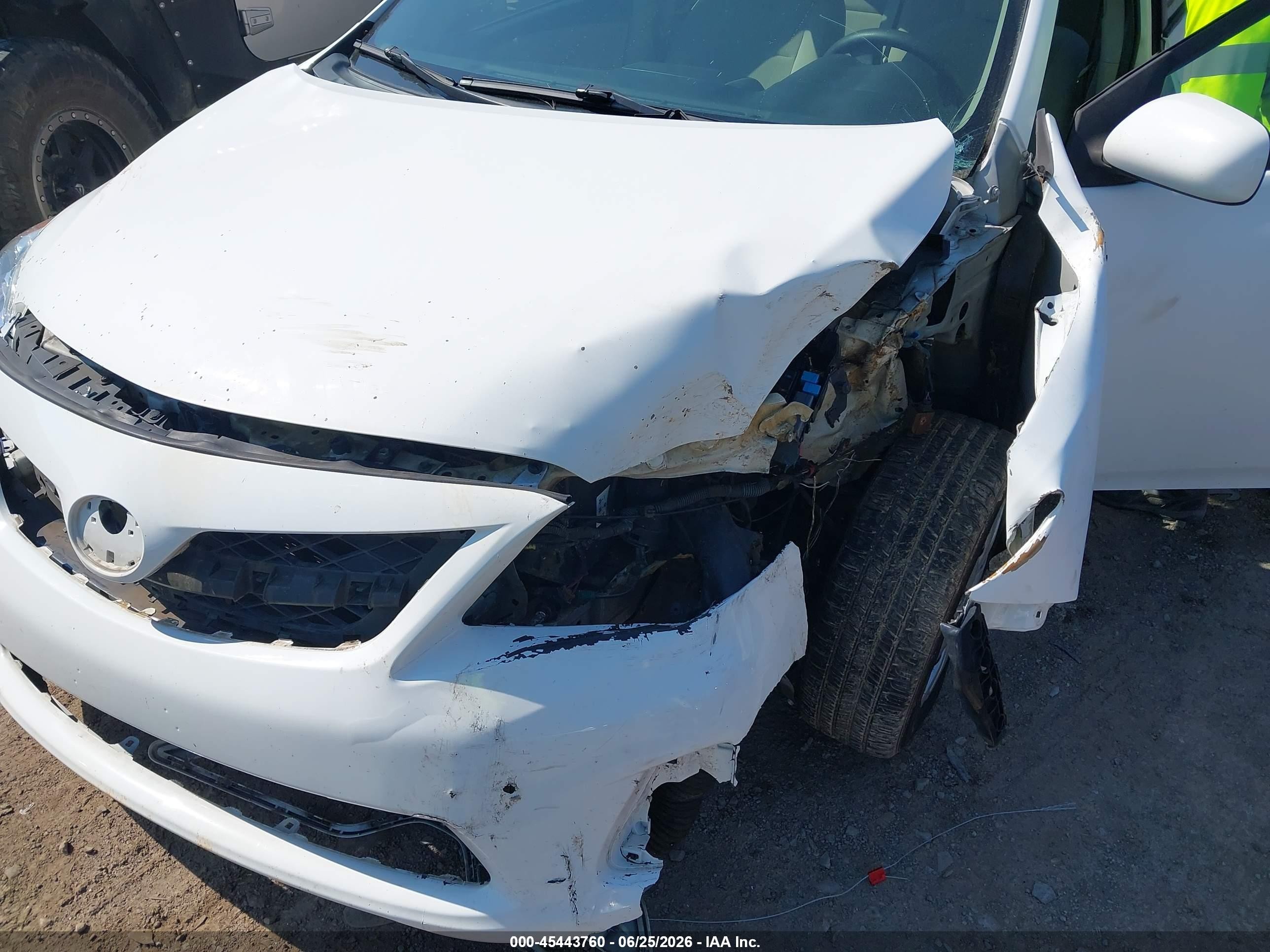 2011 Toyota Corolla Le White vin: 2T1BU4EE1BC637562