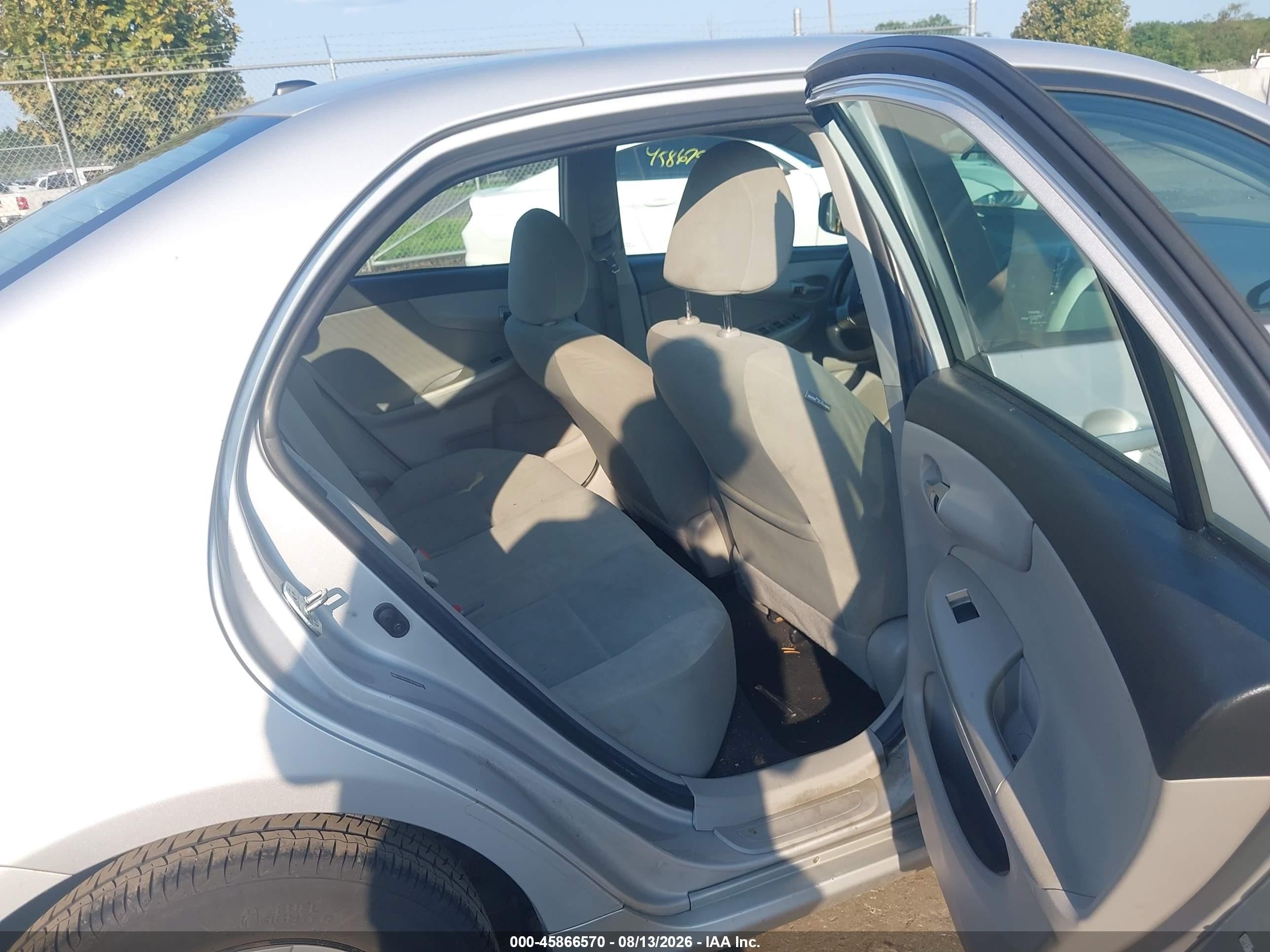 2011 Toyota Corolla Le Silver vin: 2T1BU4EE1BC698605