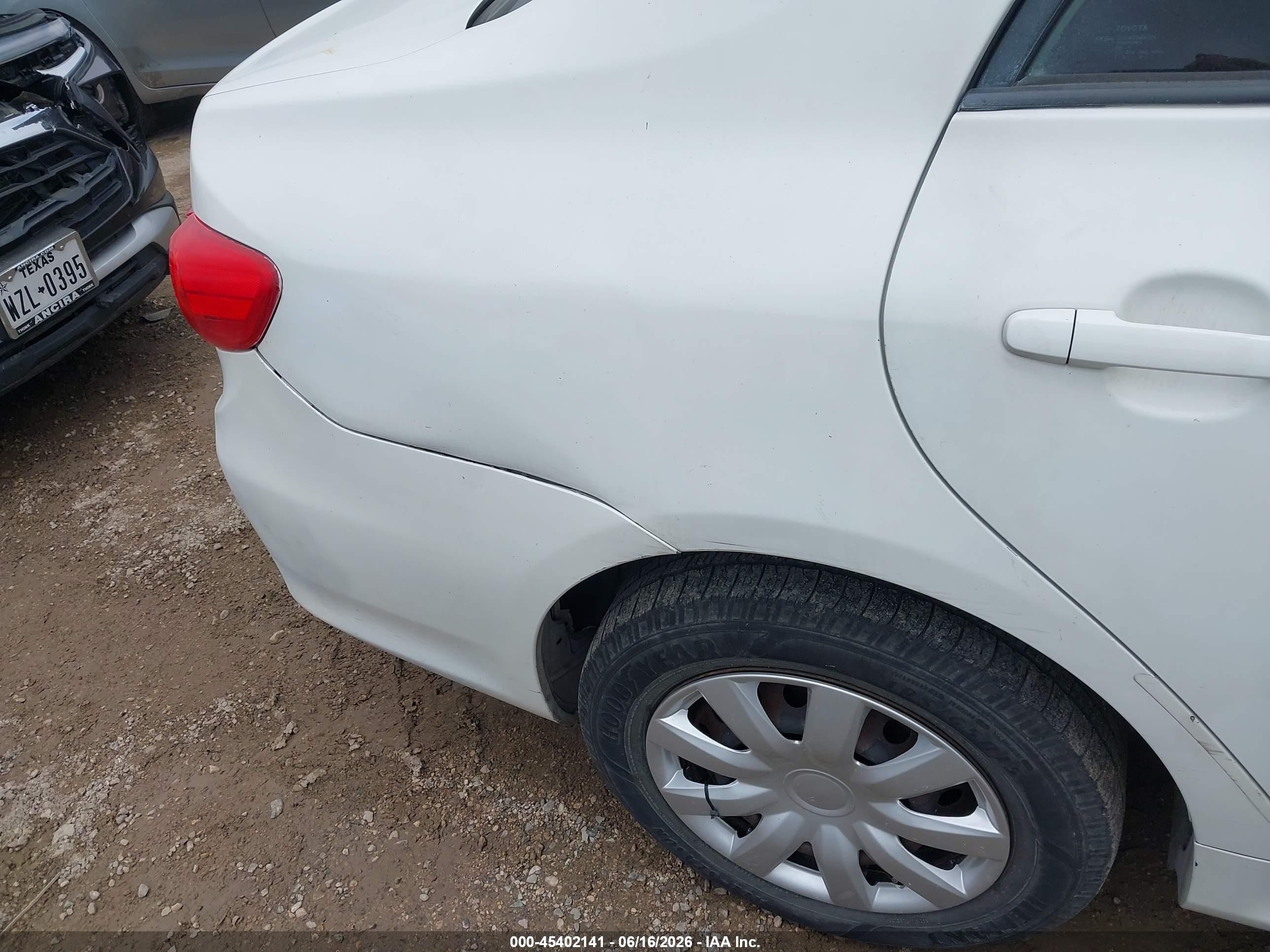 2011 Toyota Corolla Le White vin: 2T1BU4EE1BC753456