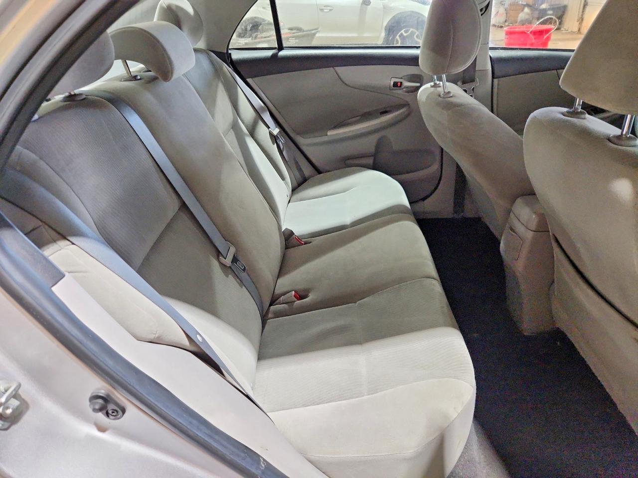 2012 Toyota Corolla Le Silver vin: 2T1BU4EE1CC776804