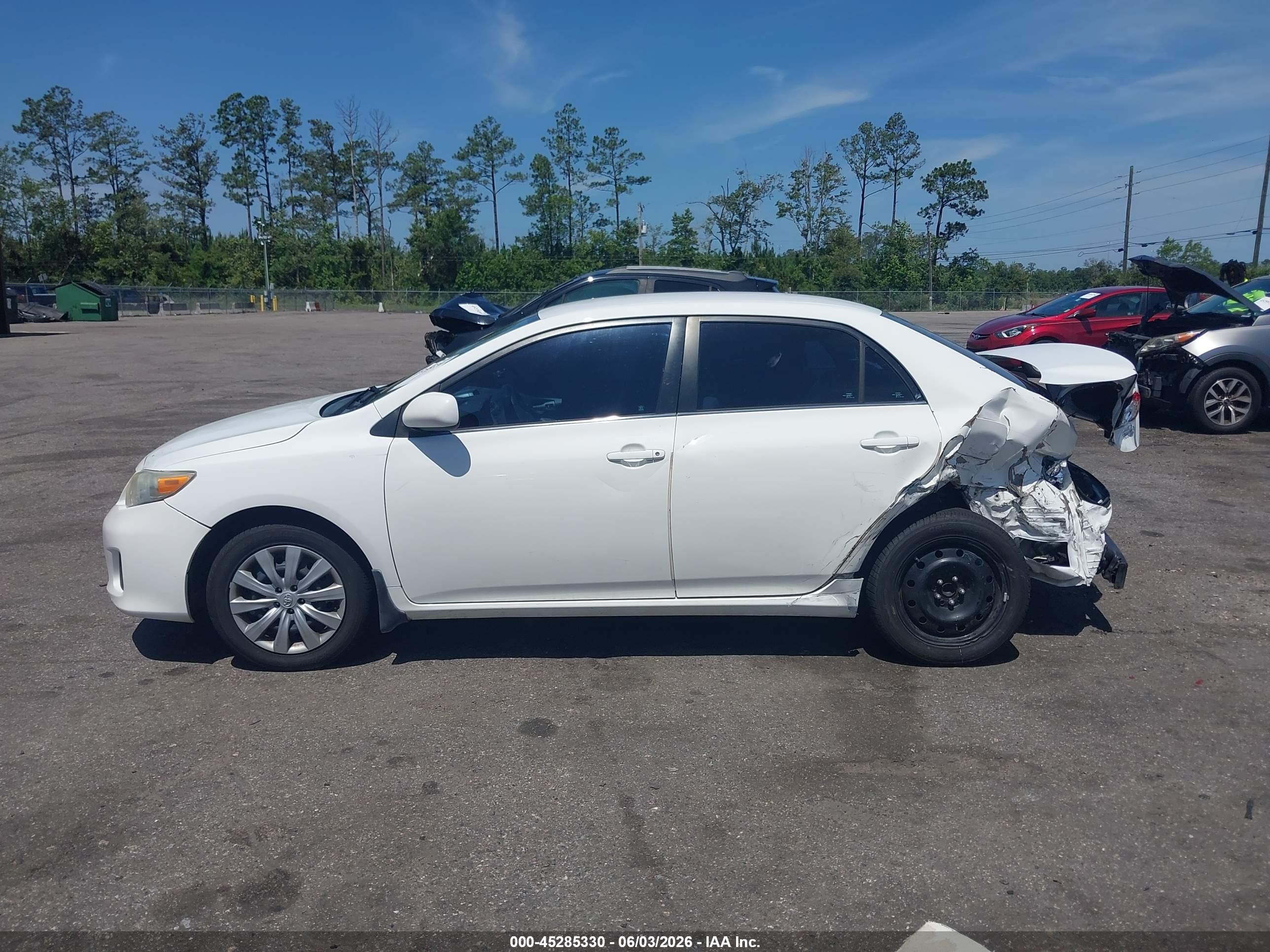 2013 Toyota Corolla Le White vin: 2T1BU4EE1DC051611