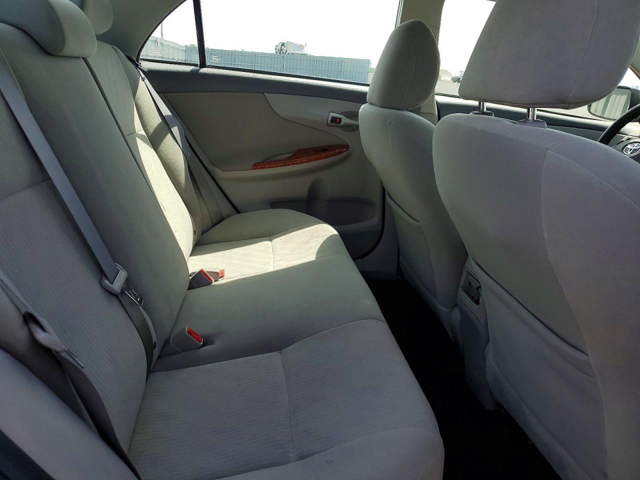 2010 Toyota Corolla Base Silver vin: 2T1BU4EE2AC401968