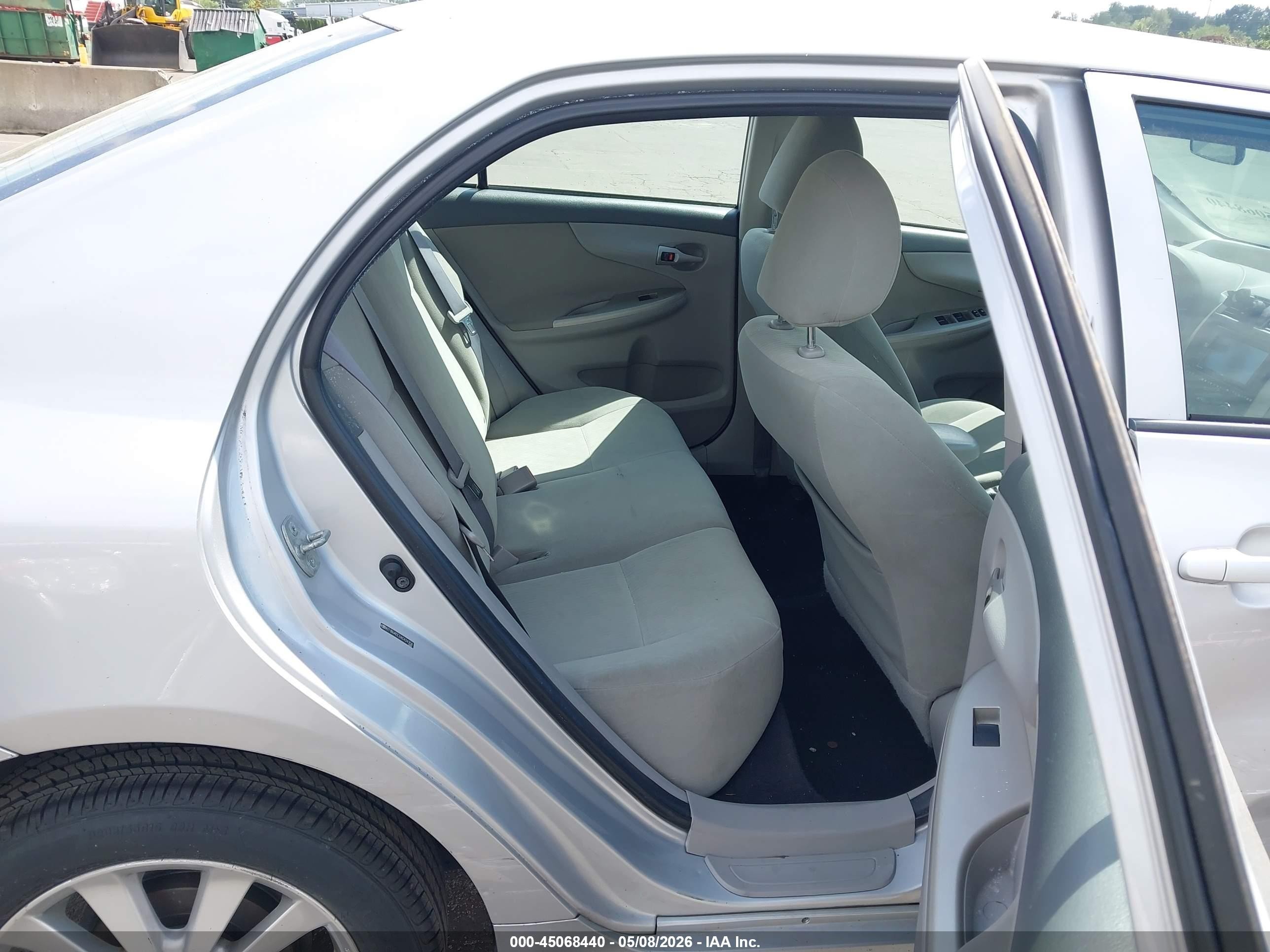 2010 Toyota Corolla Le Silver vin: 2T1BU4EE2AC424358
