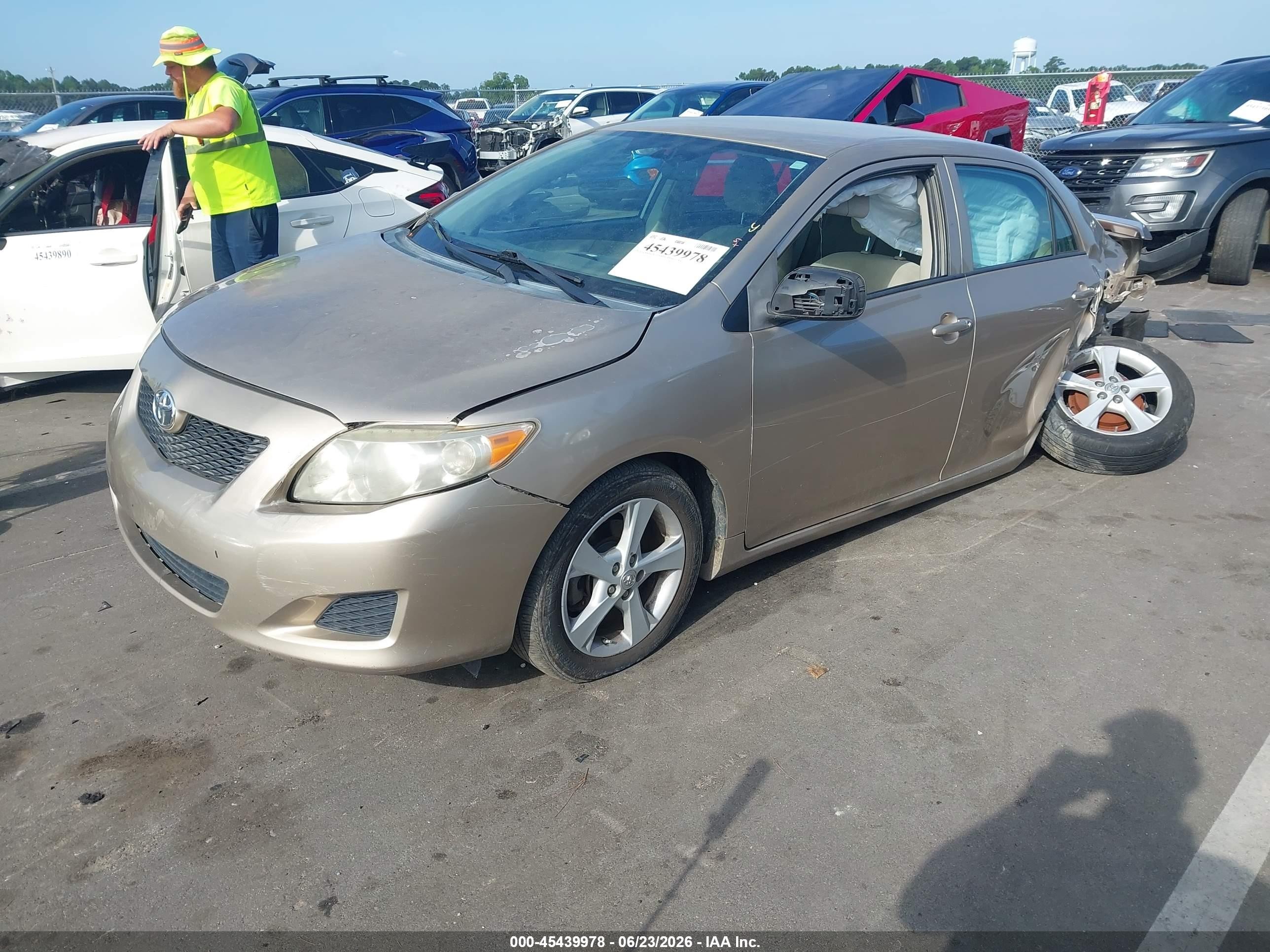 2010 Toyota Corolla Le Gold vin: 2T1BU4EE2AC530132