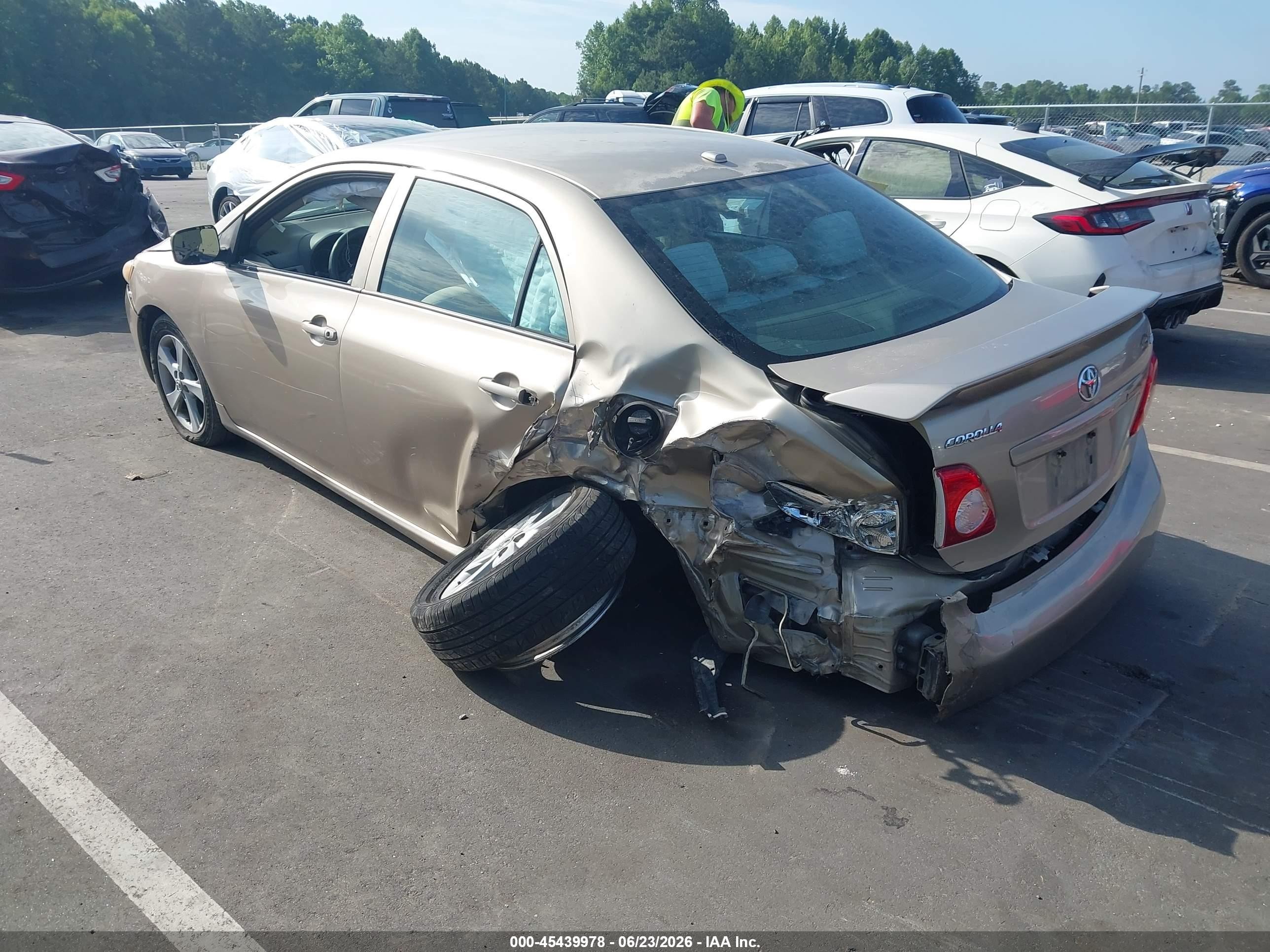 2010 Toyota Corolla Le Gold vin: 2T1BU4EE2AC530132