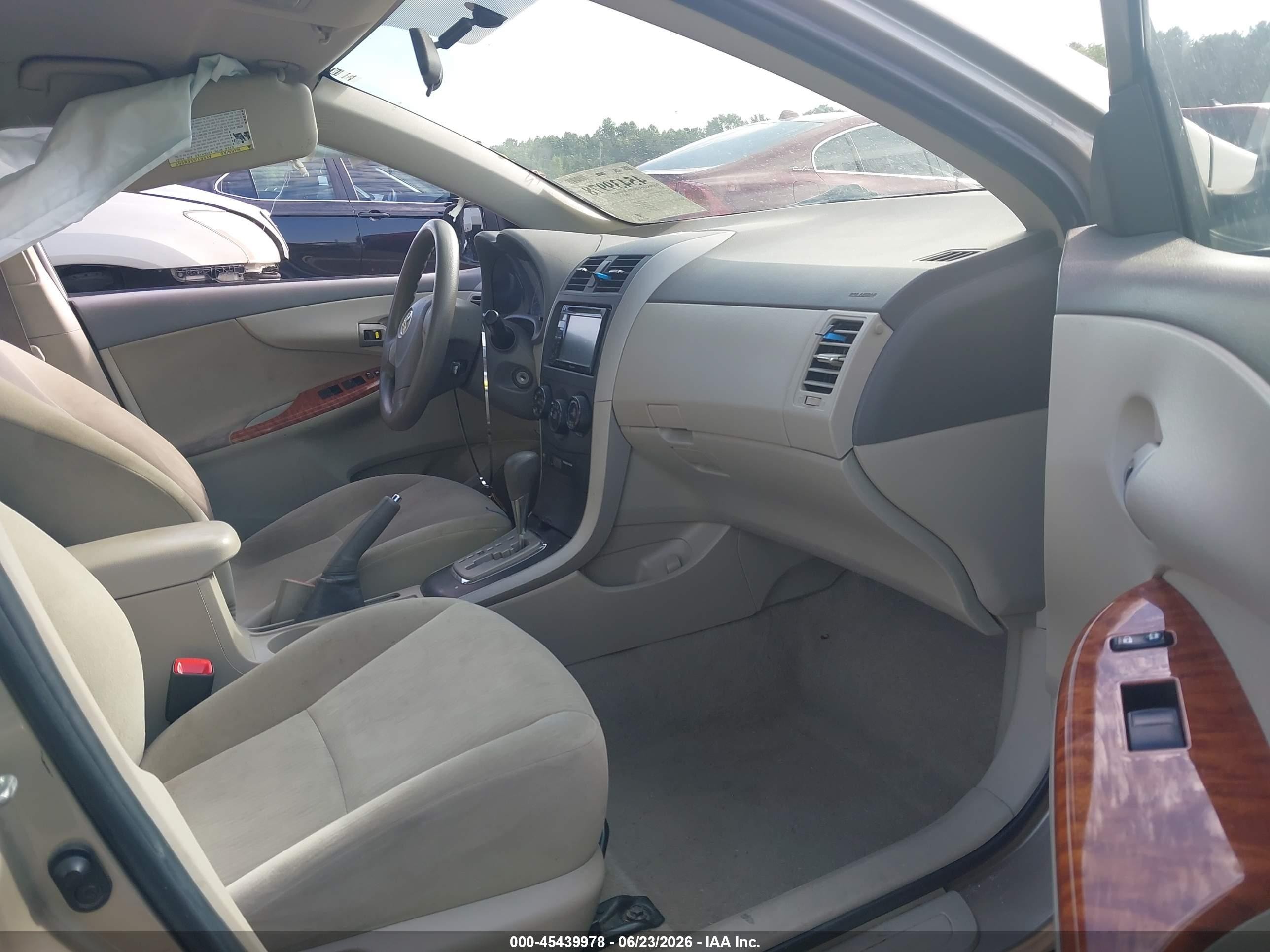 2010 Toyota Corolla Le Gold vin: 2T1BU4EE2AC530132