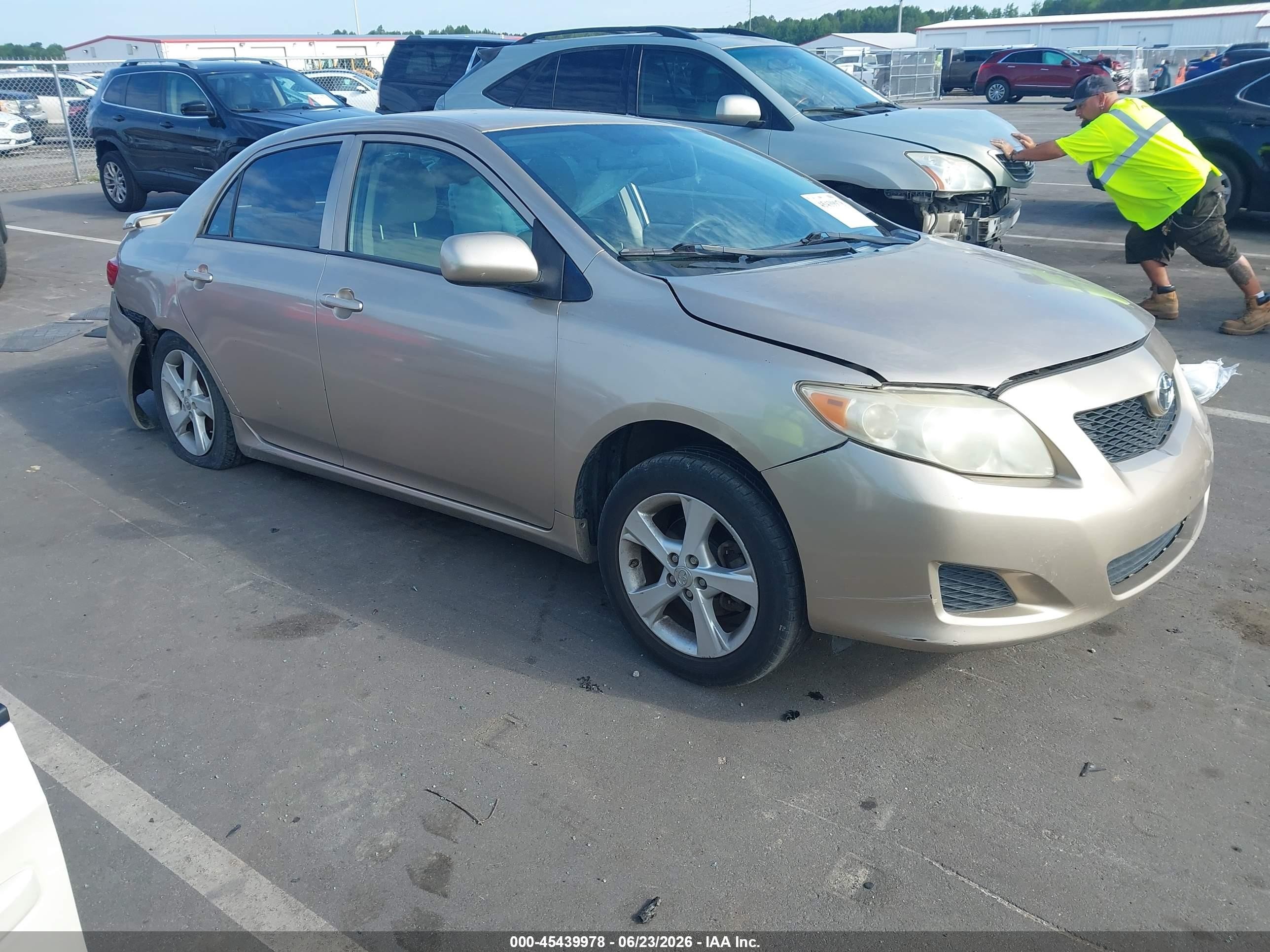 2010 Toyota Corolla Le Gold vin: 2T1BU4EE2AC530132