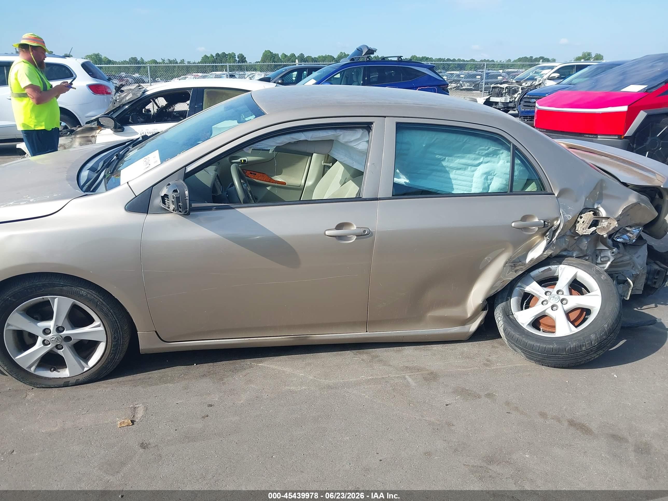 2010 Toyota Corolla Le Gold vin: 2T1BU4EE2AC530132