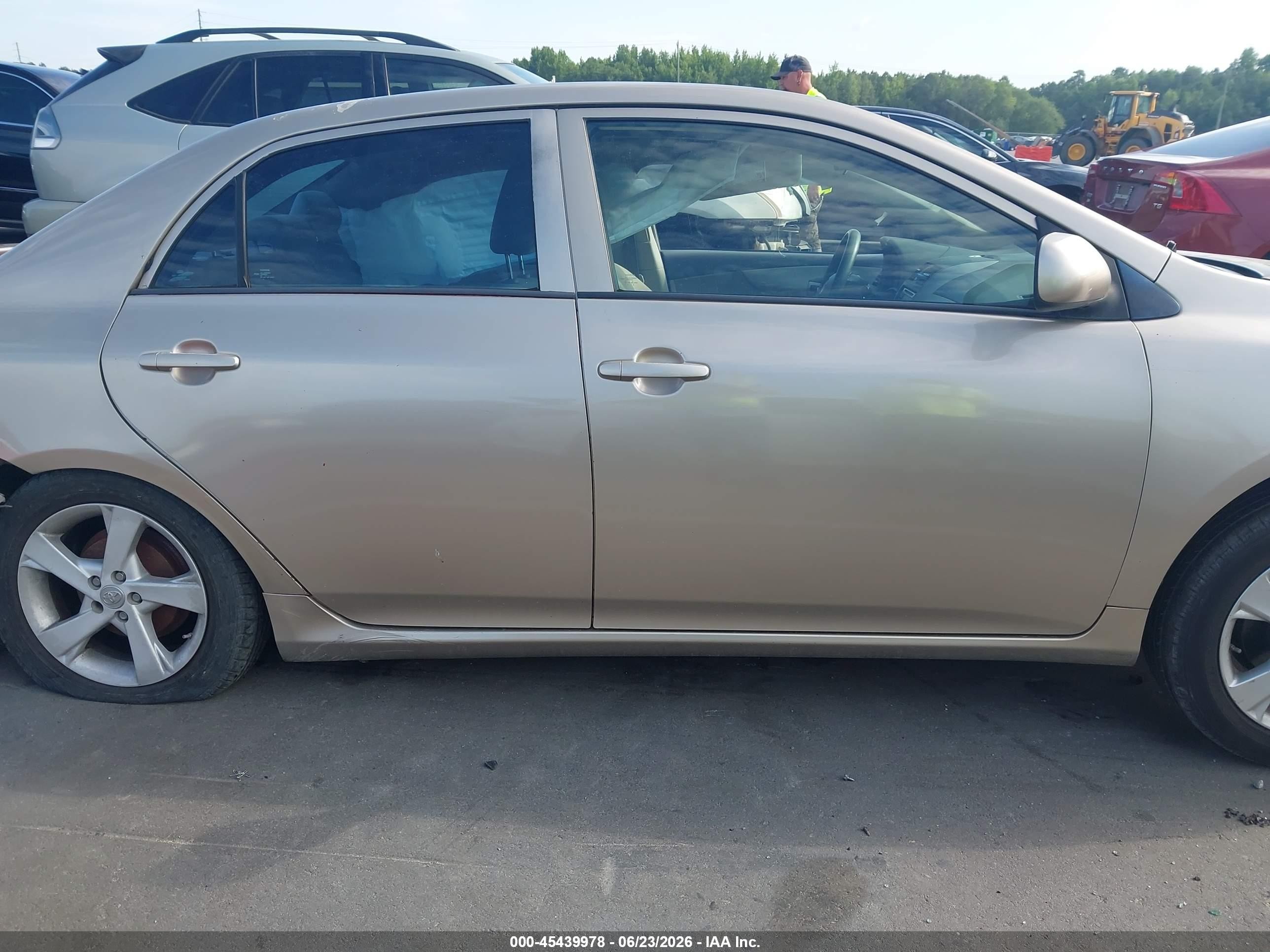 2010 Toyota Corolla Le Gold vin: 2T1BU4EE2AC530132