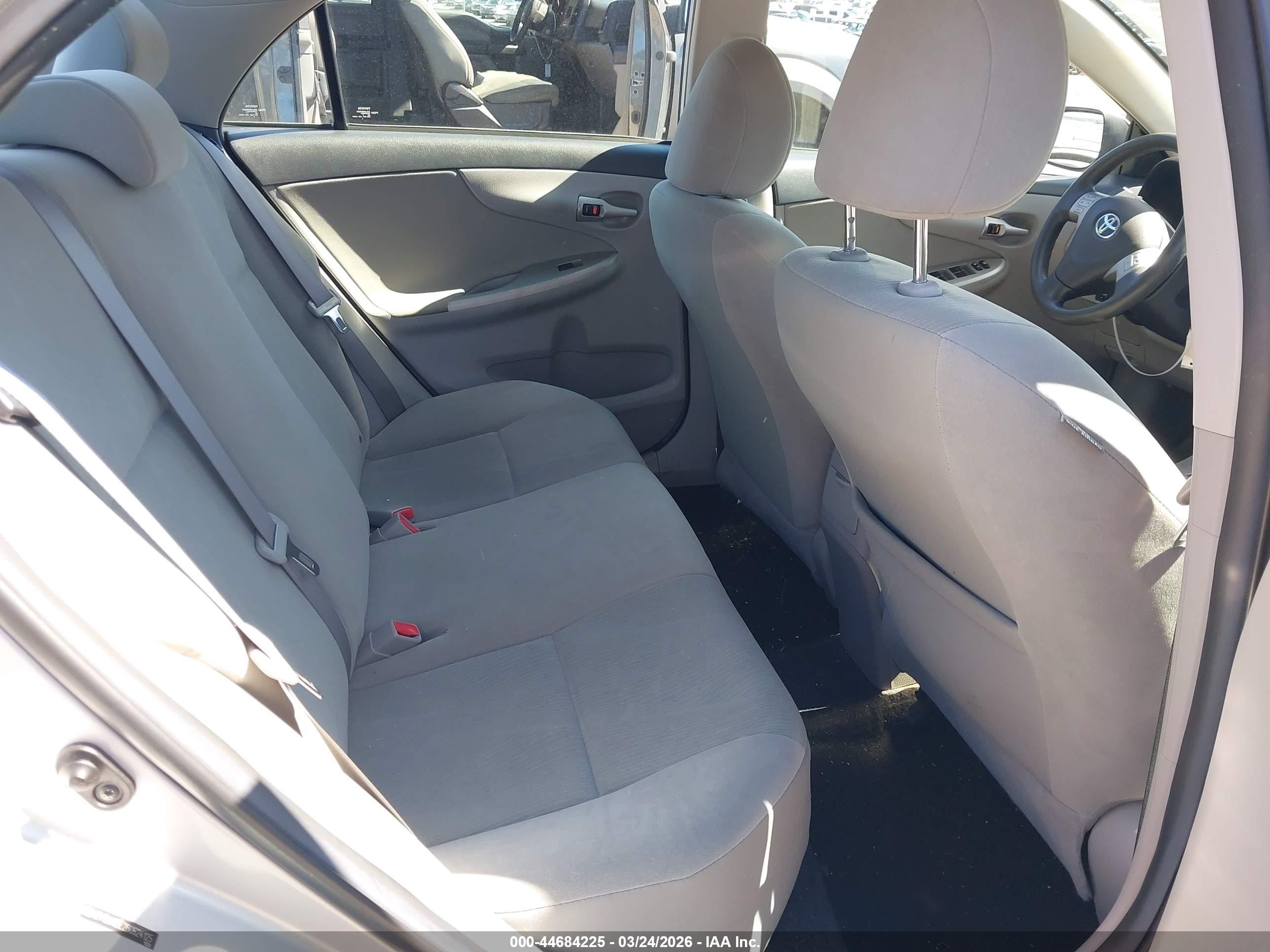 2011 Toyota Corolla Le Silver vin: 2T1BU4EE2BC624125